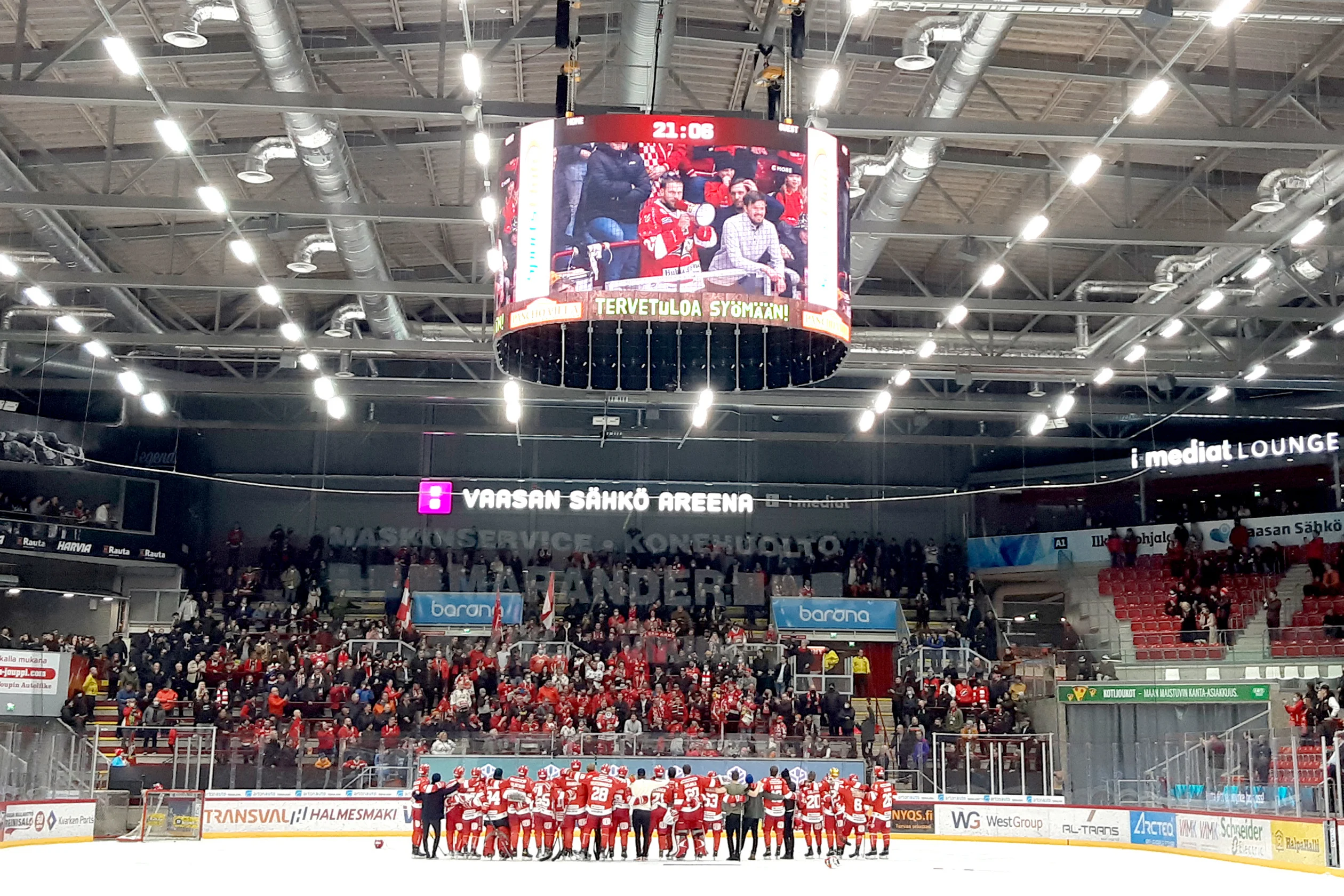 Liigaottelut ovat isoja, monen tuhannen hengen tapahtumia, joissa Sport maksaa palkkiota esimerkiksi hallin keskellä olevaa mediakuutiota operoivalle tapahtumatuotannon väelle. Arkistokuva.