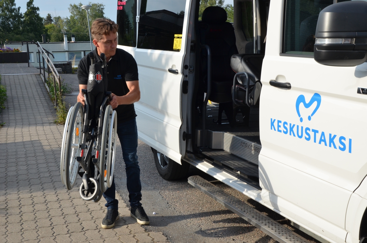 Tuomo Hirvelä hankki uuden invataksin huhtikuussa. Hirvelä muuttaisi vammaisten kuljetuspalvelun tilaamisen niin, että asiakas saa tilata kyydin suoraan kuskilta. 