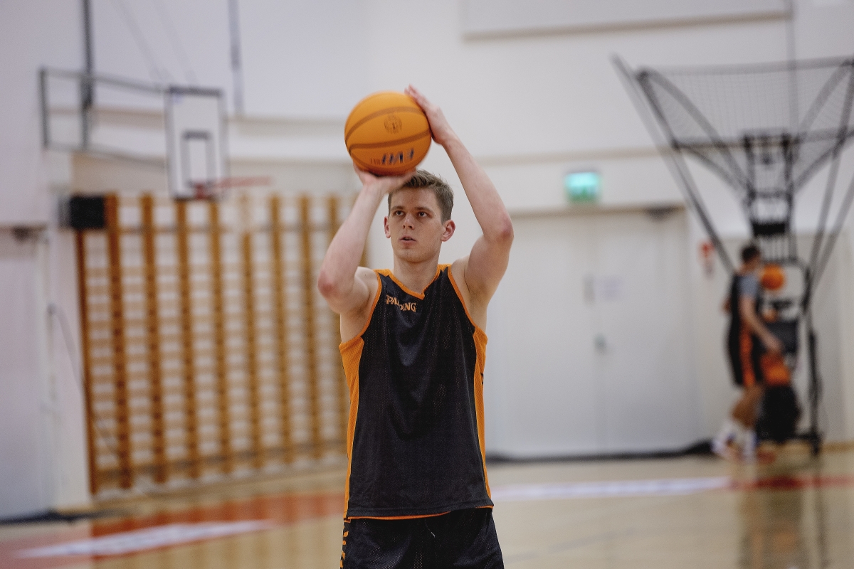 Karhu Basketin Henri Kantonen koki  EM-kisoissa urheilun julmuuden: "Kestää varmasti kauan, että siitä pääsee yli"