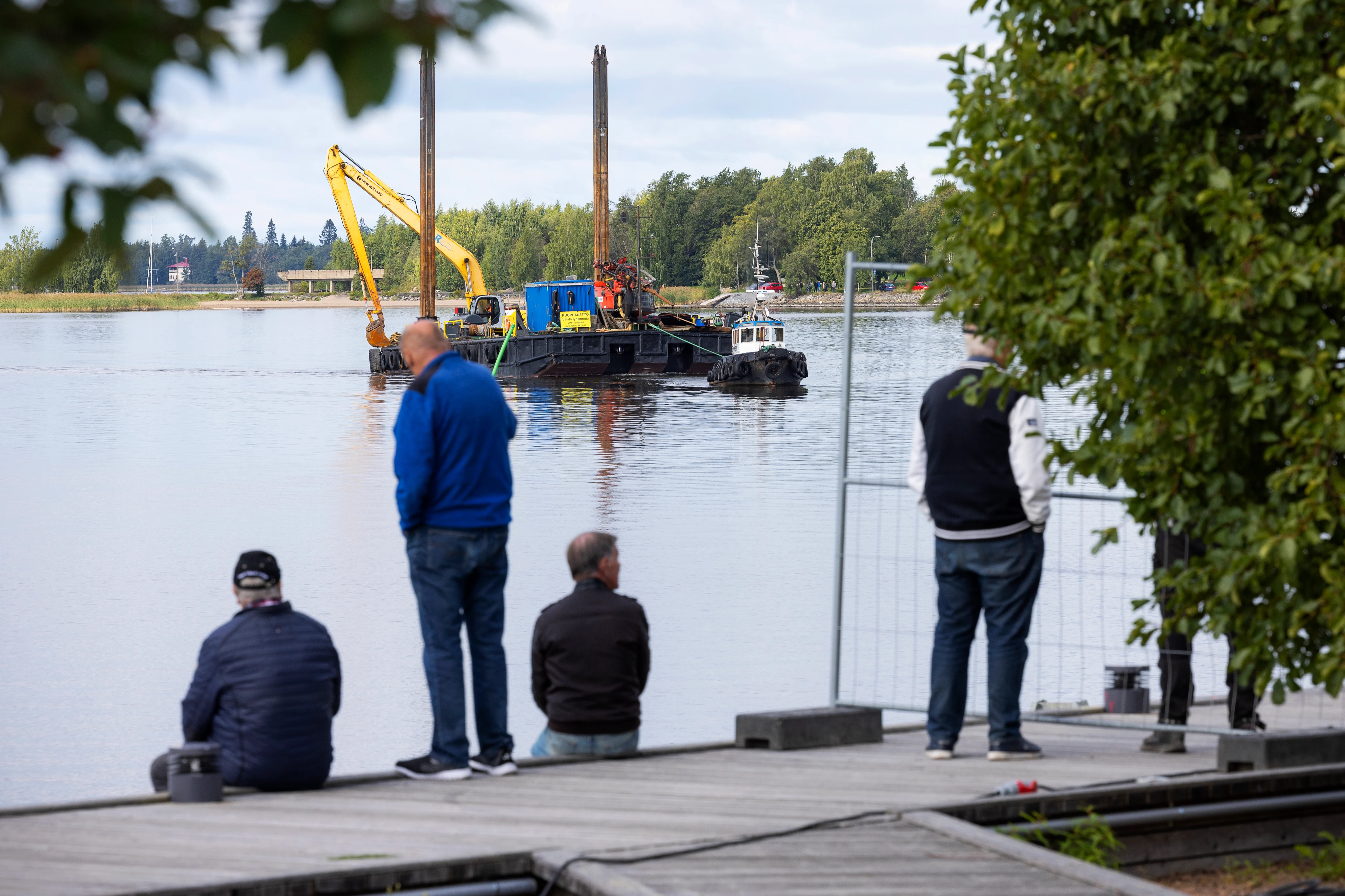 Saunalautan kiinnitys keräsi yleisöä.