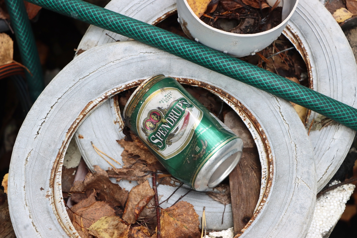 Metsäkylästä löytyi roskakasa, johon on huoletta kipattu renkaat, kodinkoneet ja maalipöntöt - "Melko paljon sellaista jätettä, jonka olisi voinut viedä maksutta jäteasemalle"