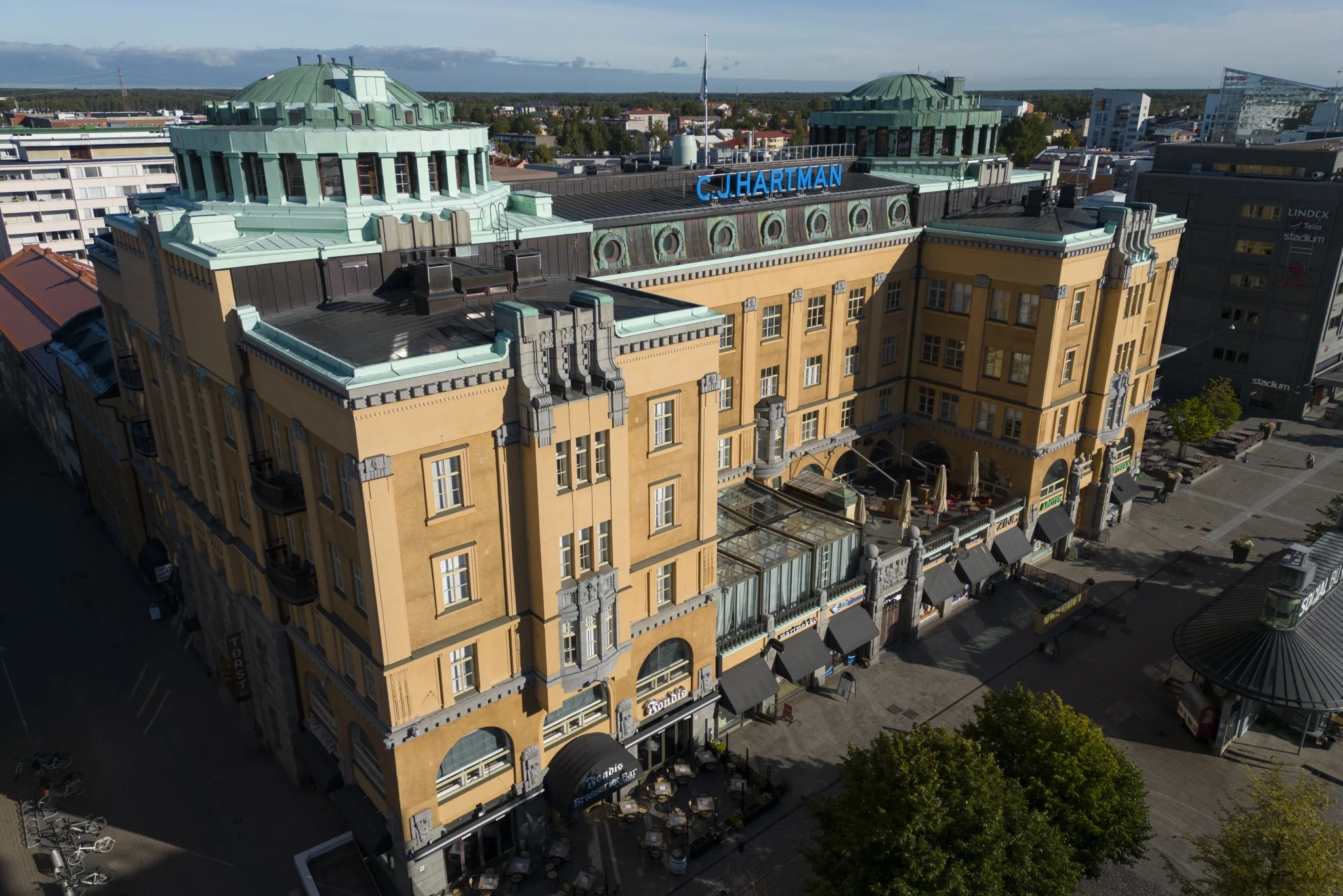 Hartmanin talo Hovioikeudenpuistikolla, Vaasan torin laidalla, sai 21 ääntä ja jäi nippa nappa kolmanneksi äänestyksessä. Graniittiveistoksin koristeltu, viisikerroksinen kivitalo on arkkitehti Kauno S. Kallion suunnittelema. Lukijat perustelivat talon kauneutta muun muassa sen lukuisilla yksityiskohdilla, joita voisi tutkia vaikka kuinka kauan.