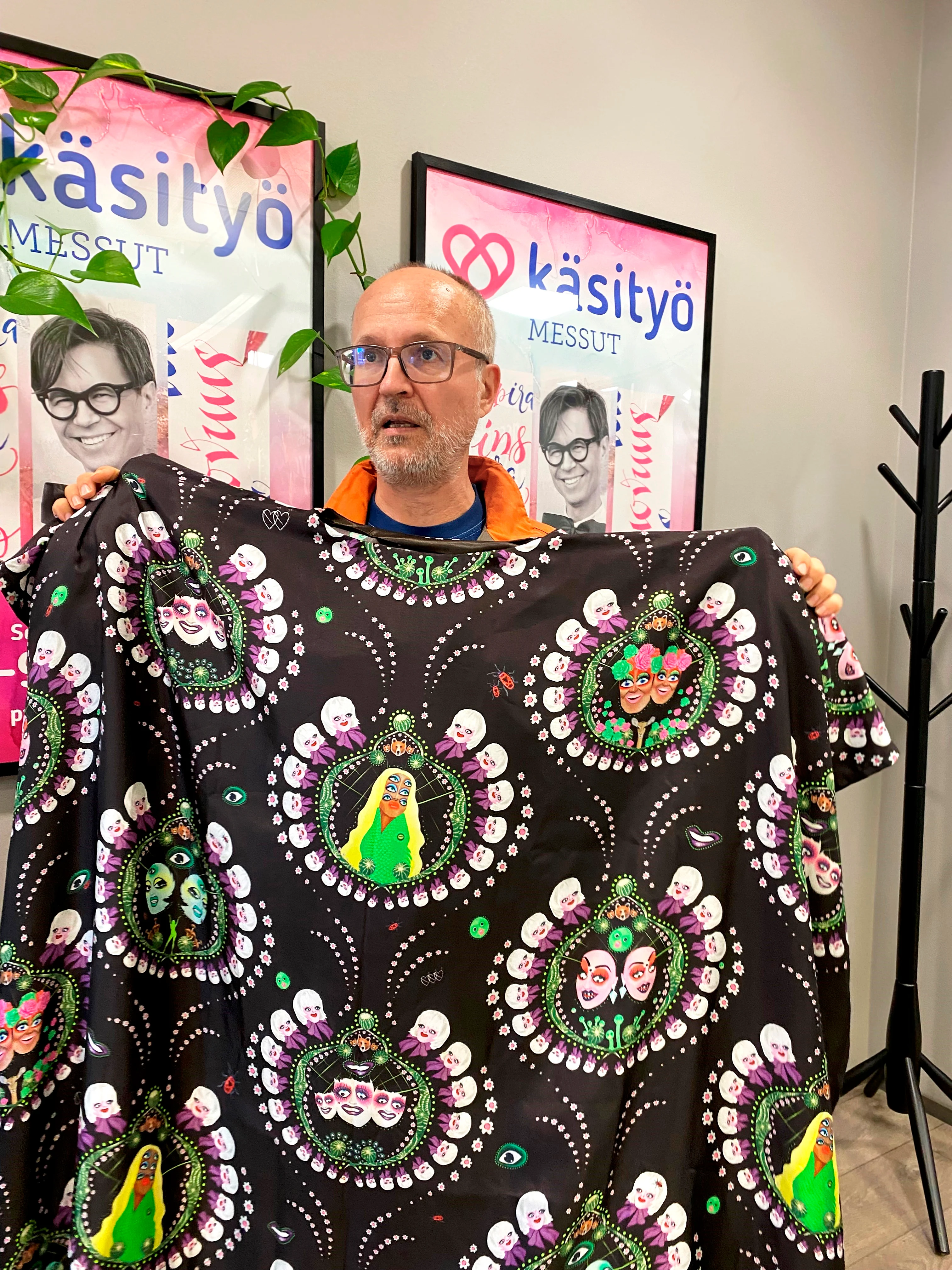 Tatu Vuolteenahon (kuvassa) töiden pohjalta Jani Maunula on suunnitellut silkkikankaan.
