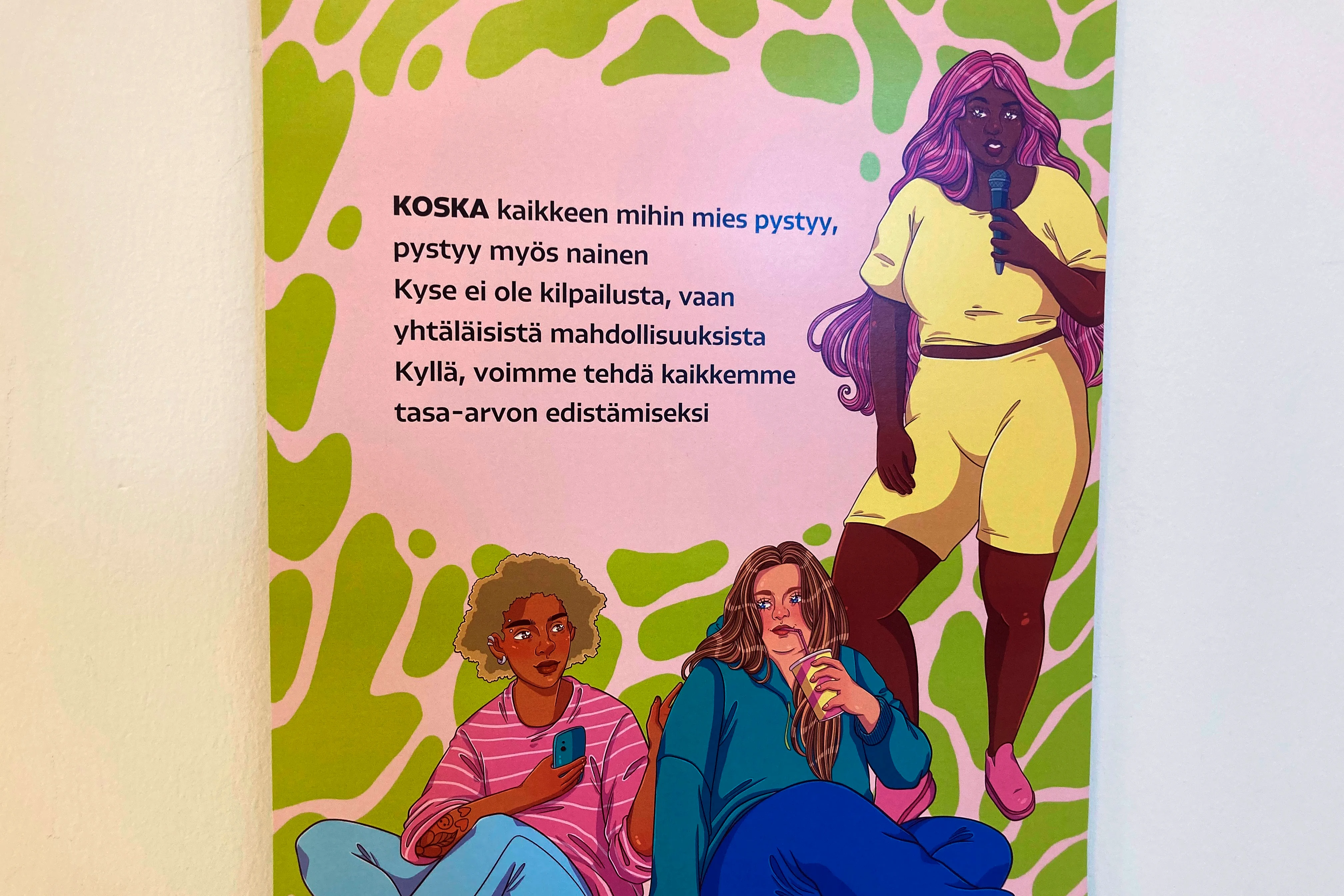 "Me halutaan saada ihmiset tajuumaan, et teoil me voidaan maapallo tää pelastaa" – Nuoret kertovat näyttelyssä ajatuksiaan tulevaisuudesta