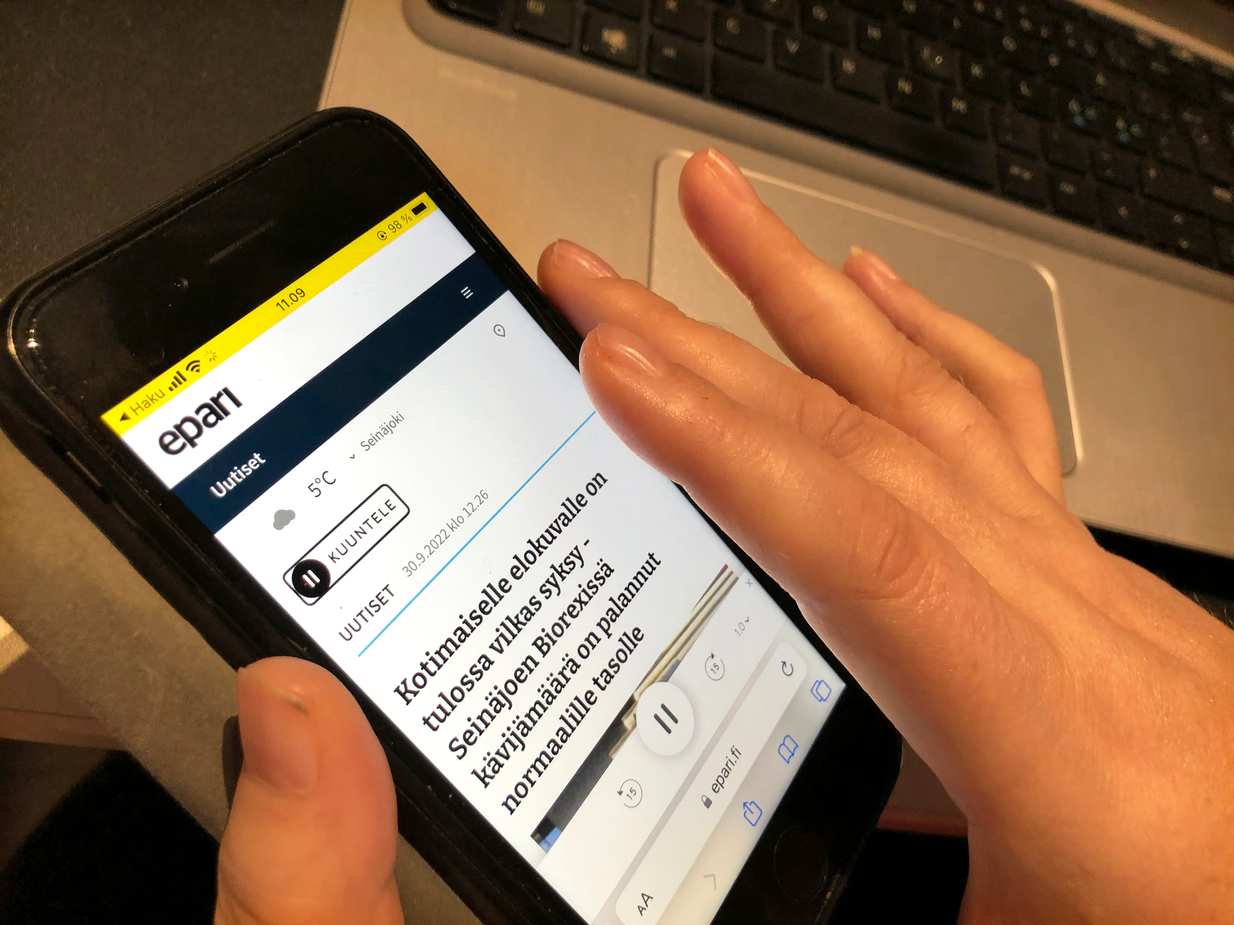 Eparin juttuja pääsevät ”lukemaan” myös heikkonäköiset. Lehden verkkosivulla, jutun yläpuolella on kuuntele-painike. Sitä näpäyttämällä naisääni lukee jutun halutulla nopeudella. Toiminto on kätevä myös näkeville. Juttuja voi kuunnella muiden töiden ohessa.