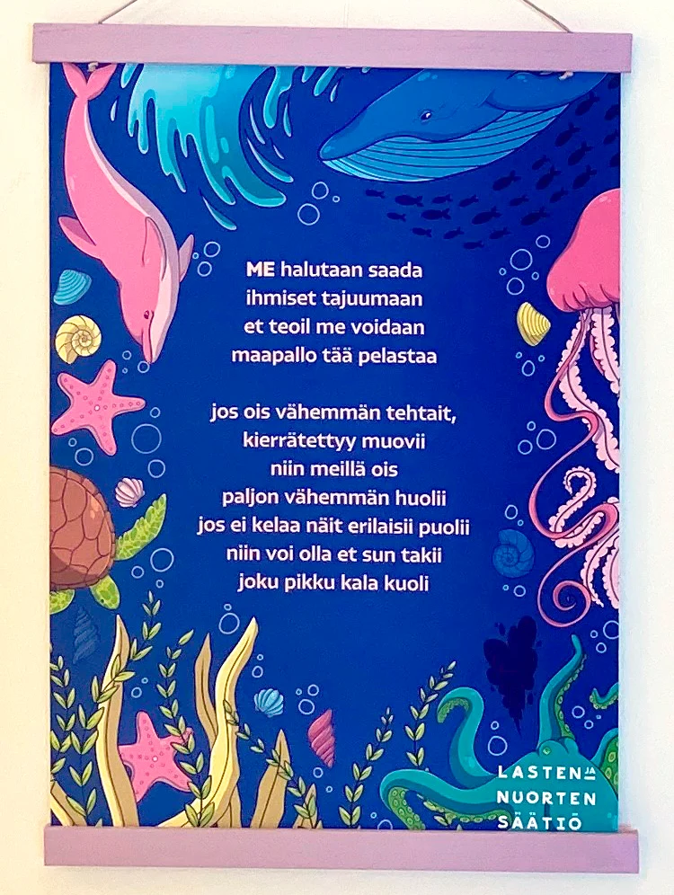 "Me halutaan saada ihmiset tajuumaan, et teoil me voidaan maapallo tää pelastaa" – Nuoret kertovat näyttelyssä ajatuksiaan tulevaisuudesta