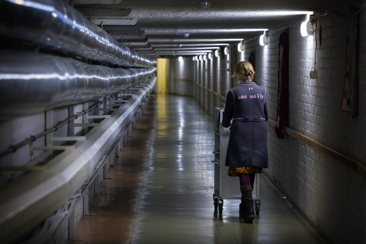 Vaasan ainoan laitoskirjaston, Tammikaivon kirjaston, ainoa kirjastovirkailija Eija Aromaa vie lainakirjat kaupunginsairaalaan pitkän, maanalaisen tunnelin halki.