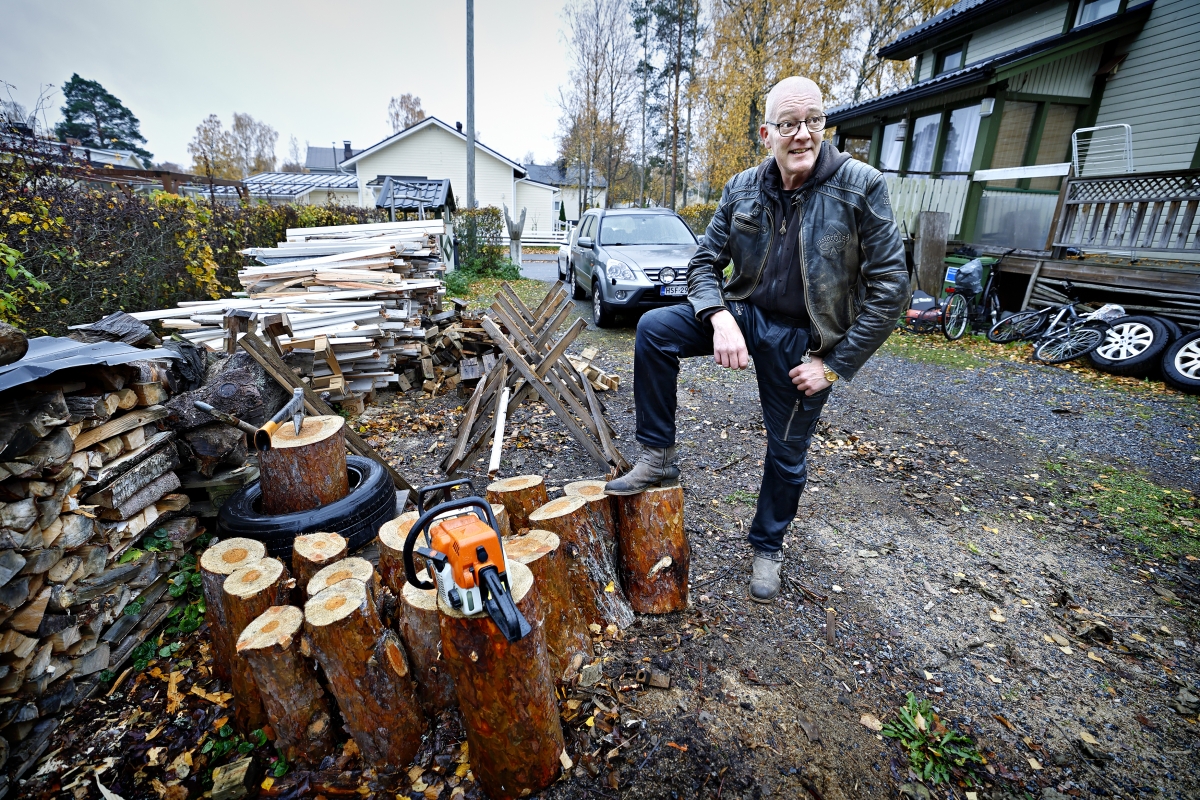 Timo Salinin talo Vaasan Asevelikylässä lämpiää ainoastaan puilla, jotka mies on hakannut mökkimetsästään.