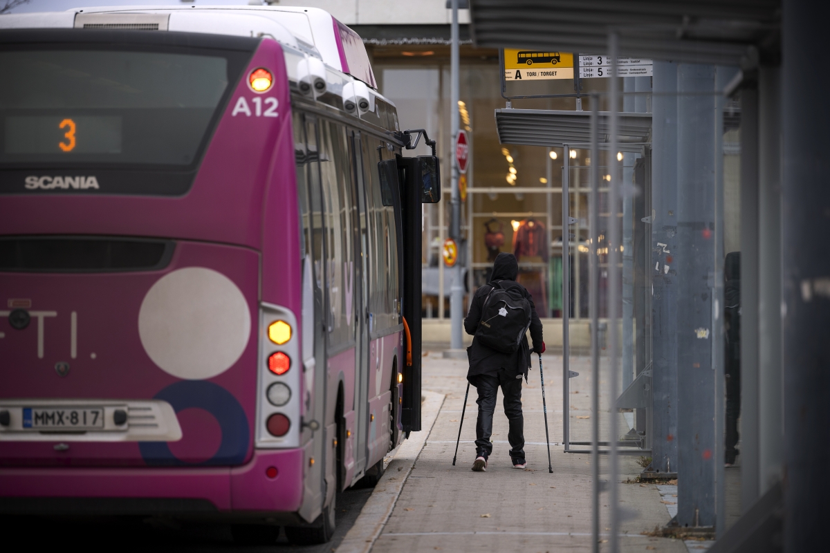Vaasan bussiliikenne saa kansalta yhä risuja – Liikennöitsijä hakee ongelmien helmasyntiä eri suunnasta kuin kaupunki
