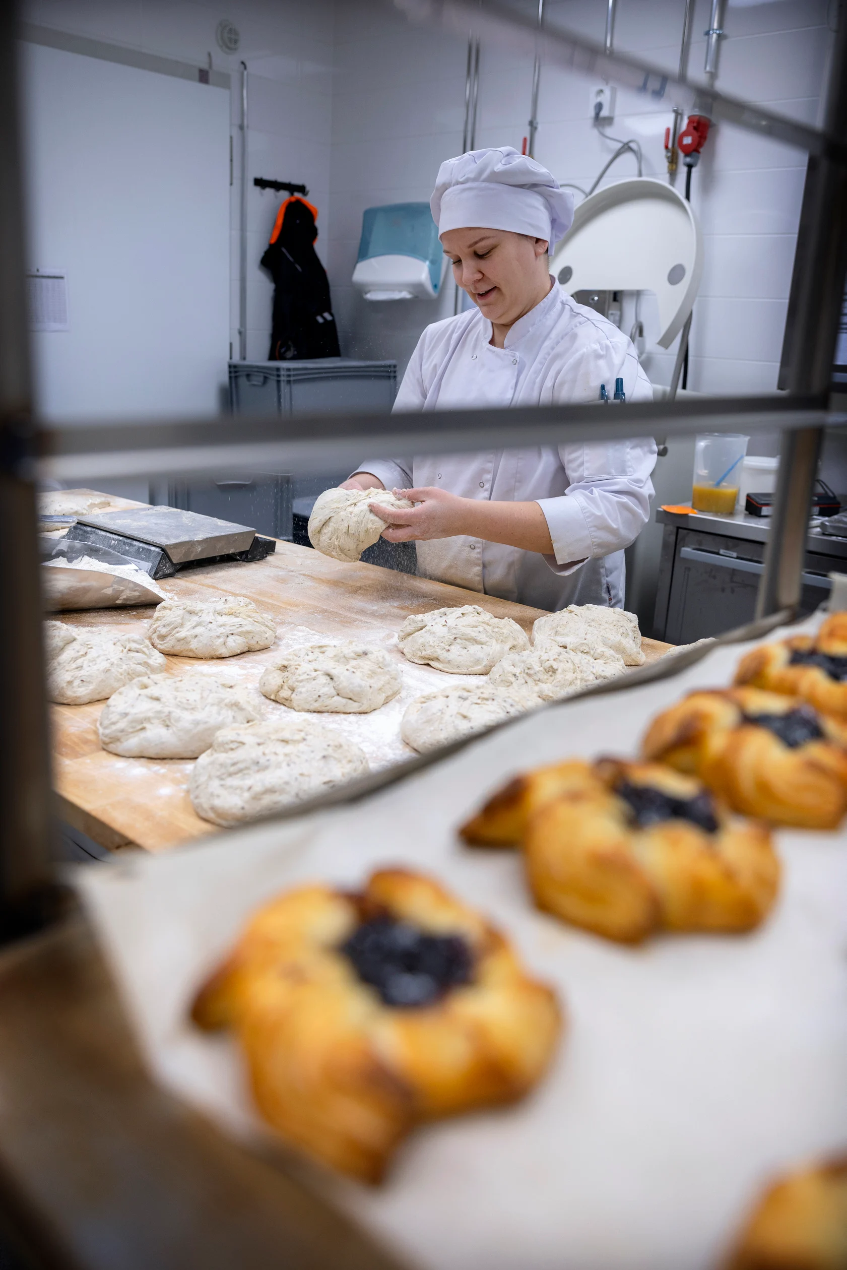 Myymälän sisälle rakennettiin keittiö ja paistopiste.