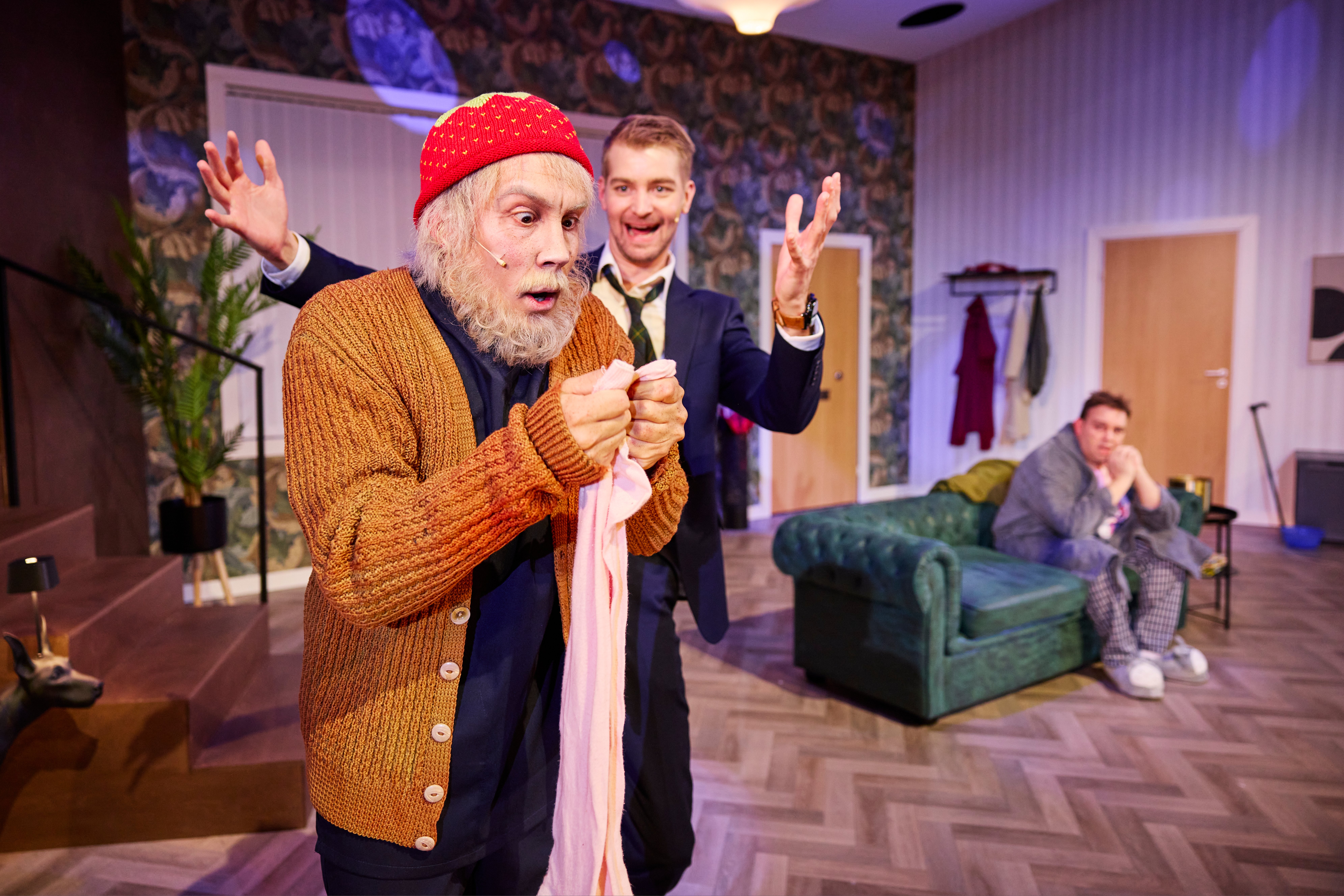 Vertti-setä (Petteri Hautala, vas.) ja Visa Muikku (Toni Ikola, oik.) joutuvat vedetyksi mukaan Erkki Lehtisen (Antti Peltola) juonitteluihin.