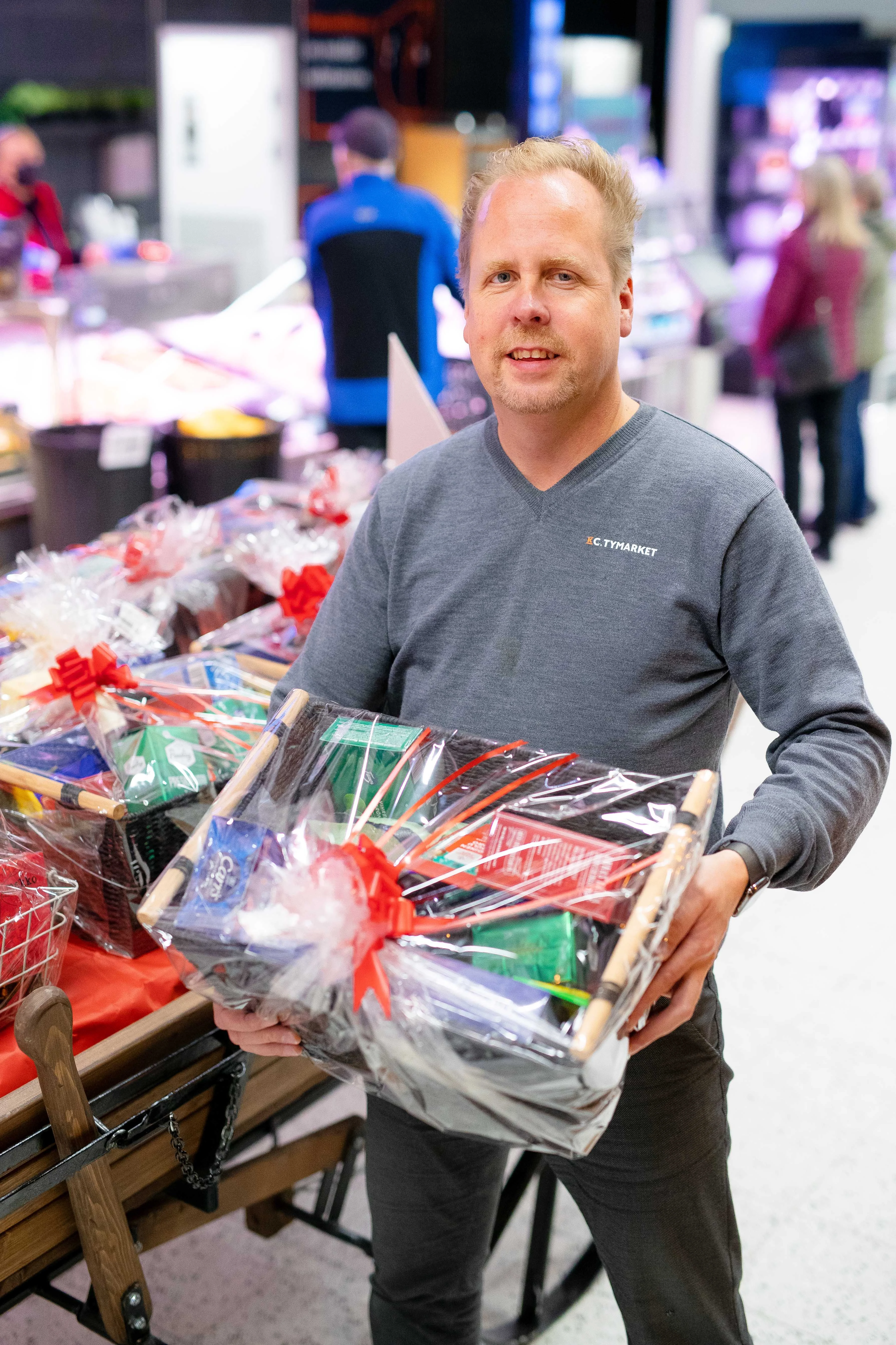 Matti Suominen ihastelee ja suosittelee valmiita ruokakori-joululahjaideoita.