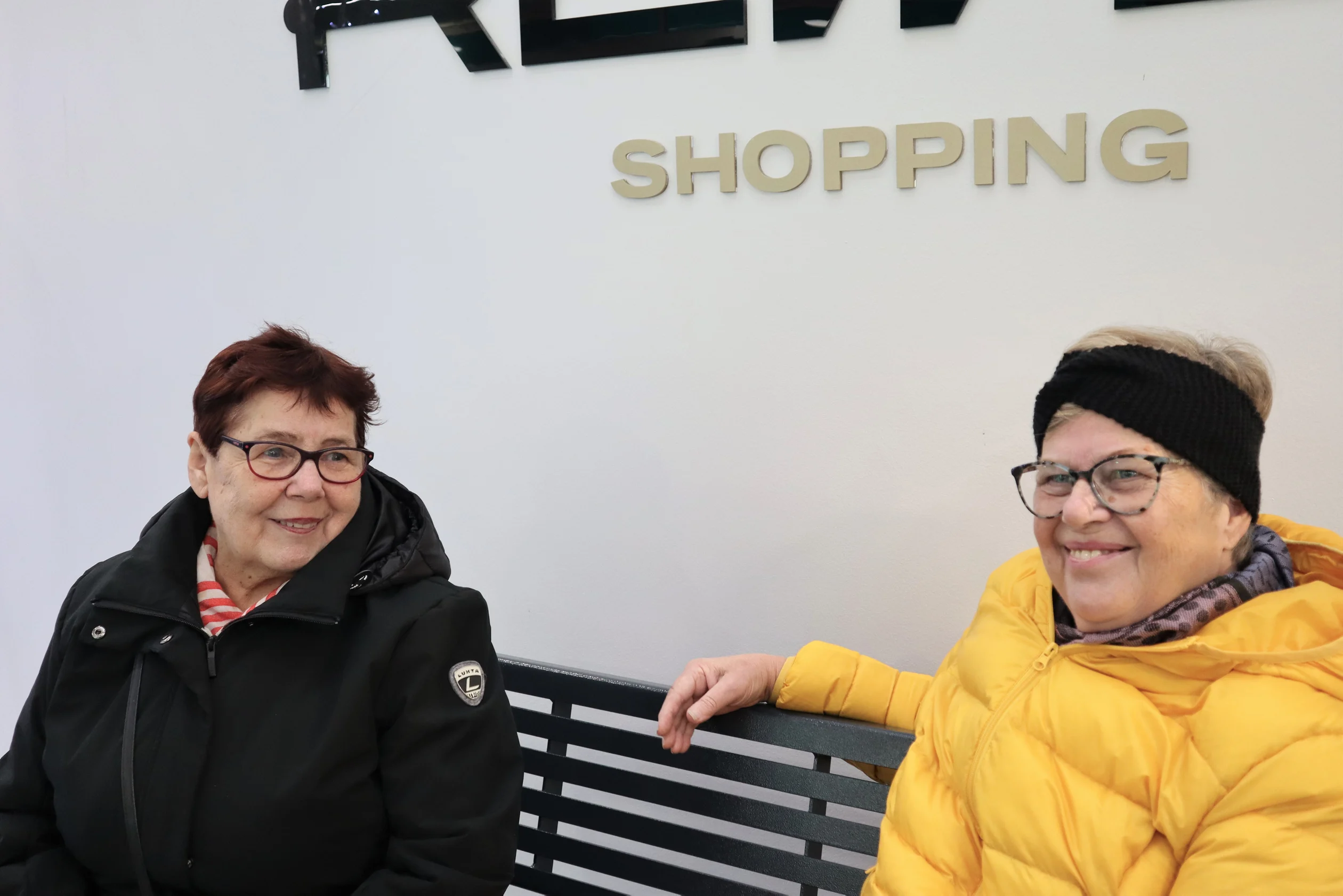 Sinikka Fred ja Ulla Hammarström aikovat tutustua perjantaina ostostapahtuman tarjontaan.