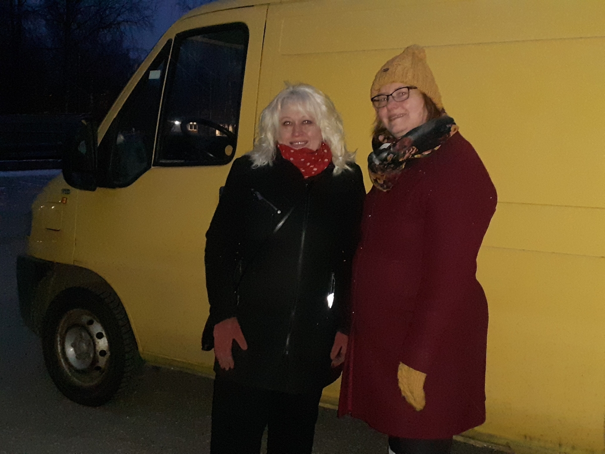 Eija Seppelin ja Päivi Vauto vievät Vaasasta pakettiauton täynnä tavaraa ukrainalaisille sotilaille