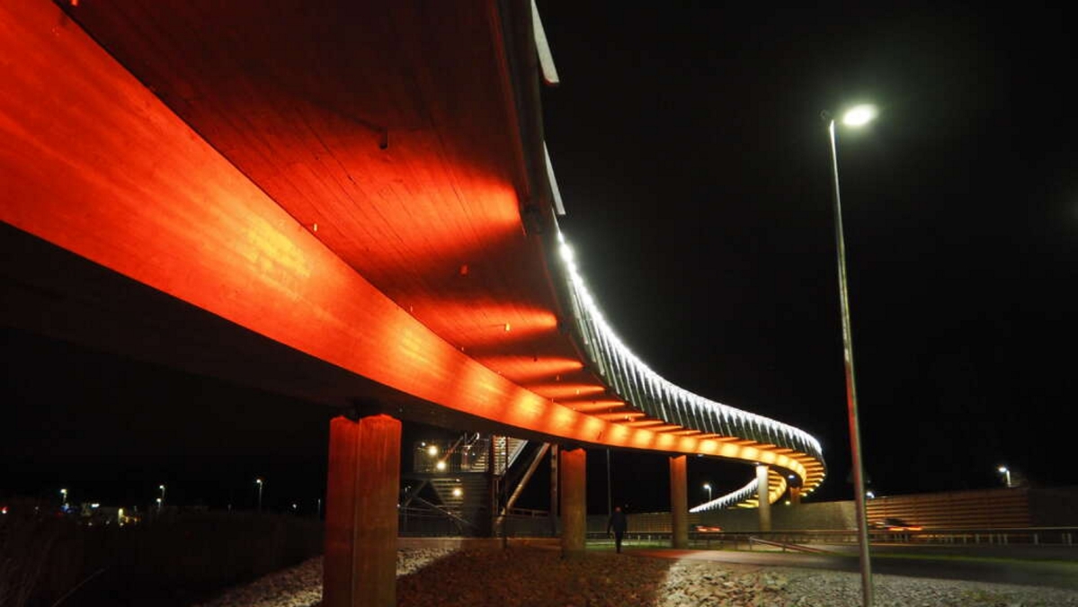 Vaasassa Alskatintien kevyen liikenteen silta hehkuu teemaviikon väreissä – Oranssi muistuttaa
väkivallasta naisia vastaan 