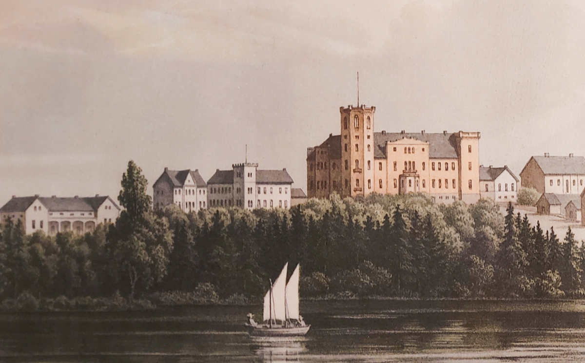 Ennen höyrymyllyn aikaa maaherrantalo näkyi hyvin myös mereltä päin Vaasaa katsottaessa. Detalji Gösta Philip Armfeltin litografiasta vuodelta 1871. Oikealla maaherrantalo. Vasemmassa reunassa Antellin talo.