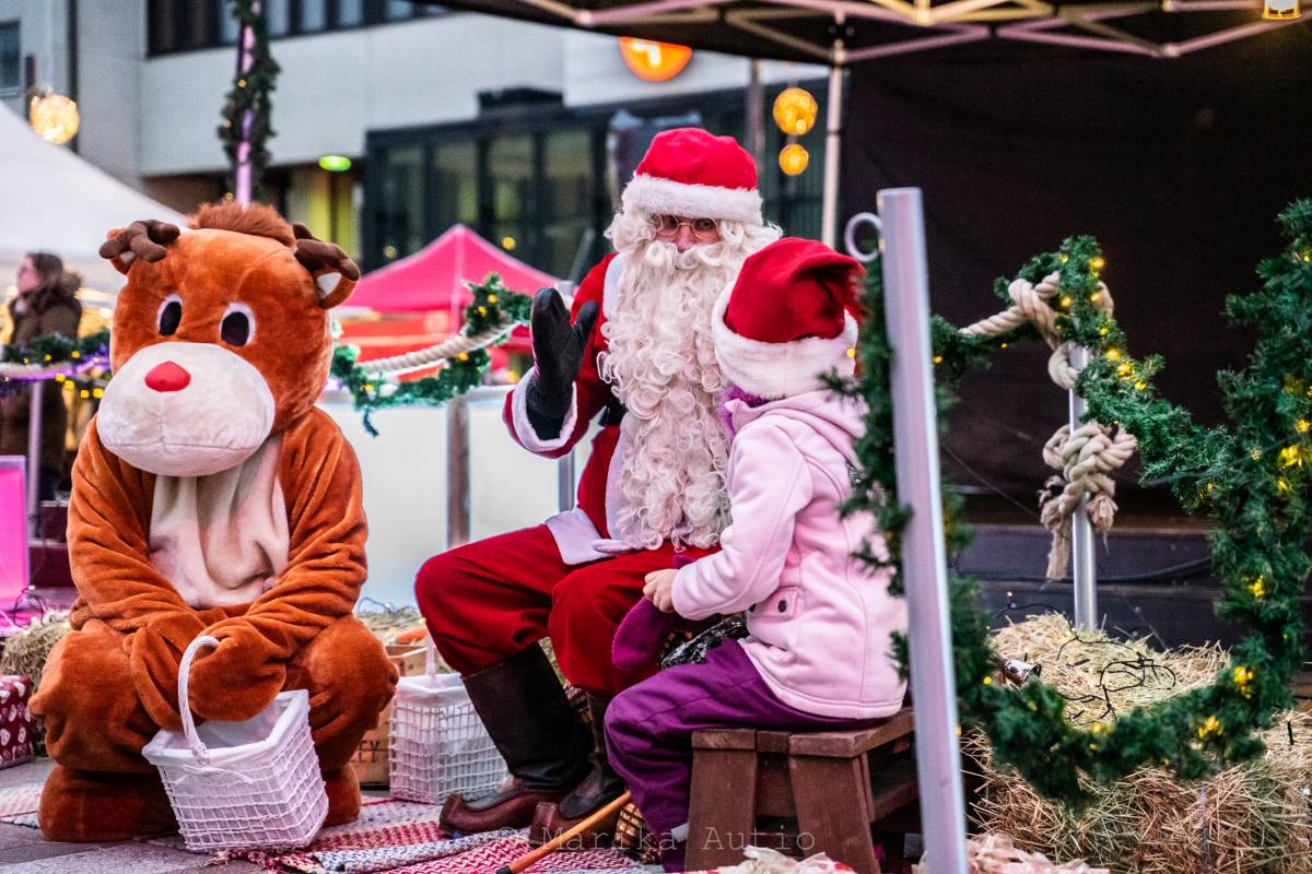 Toripaviljonki on joulunavauksen tukikohta Seinäjoella – Joulupukki ja  jääkuningatar vastaanottavat vieraat | Epari