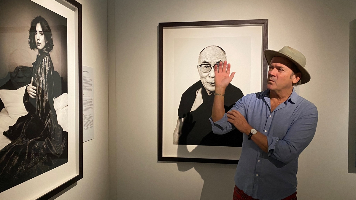 Valokuvaaja Albert Wiking matkusti Dalai-laman ja Yoko Onon perässä – Valokuvat ovat esillä Vaasan torilla ja Pohjanmaan museossa