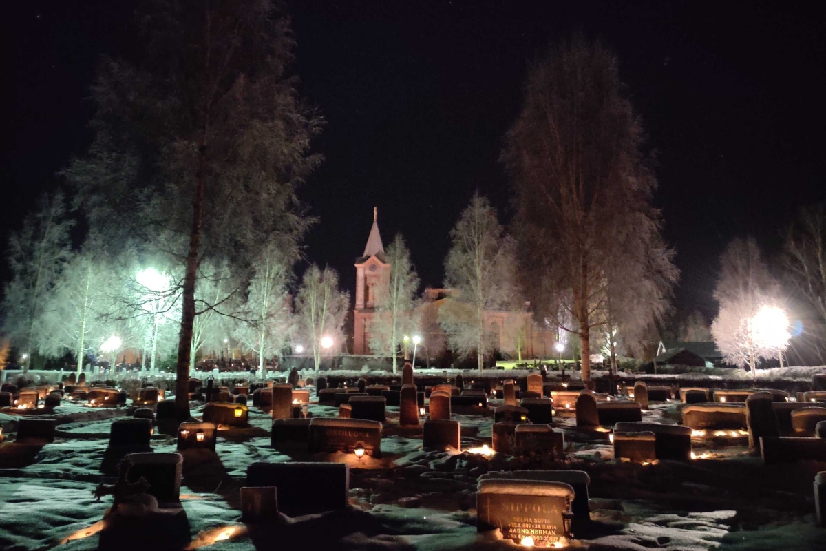 Kaikki Sivulan varaamat hautakynttilät menivät Isonkyrön vanhalle hautausmaalle. 