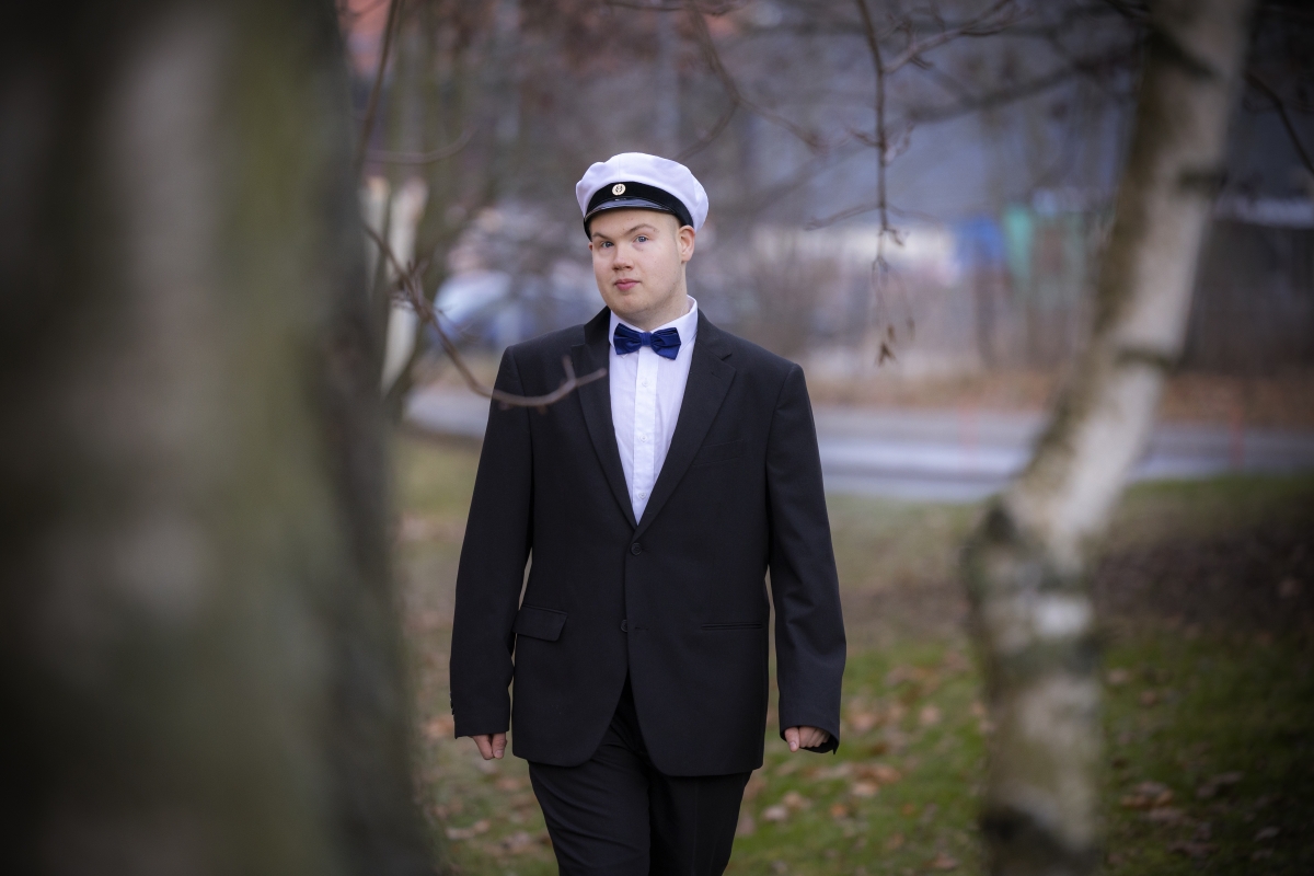 Lakki päähän ja kohti lääkärin takkia – Jesse Kurunsaari kävi lukion pikavauhtia 