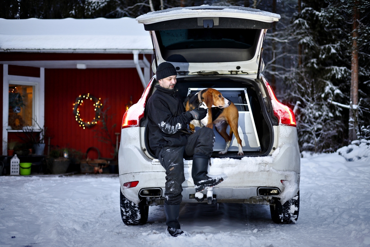 Mika Kylmäluoma päätti Maria-vaimonsa kanssa, että Ekku-koiran kanssa lähdetään autoajelulle, kun ilotulituksen sihinä on pahimmillaan. 