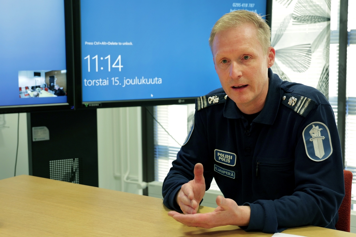 Poliisi jalkautuu tarvittaessa, ylikomisario Vesa Ojanperä toteaa kertoessaan harvaturvan toimintaperiaatteista.
