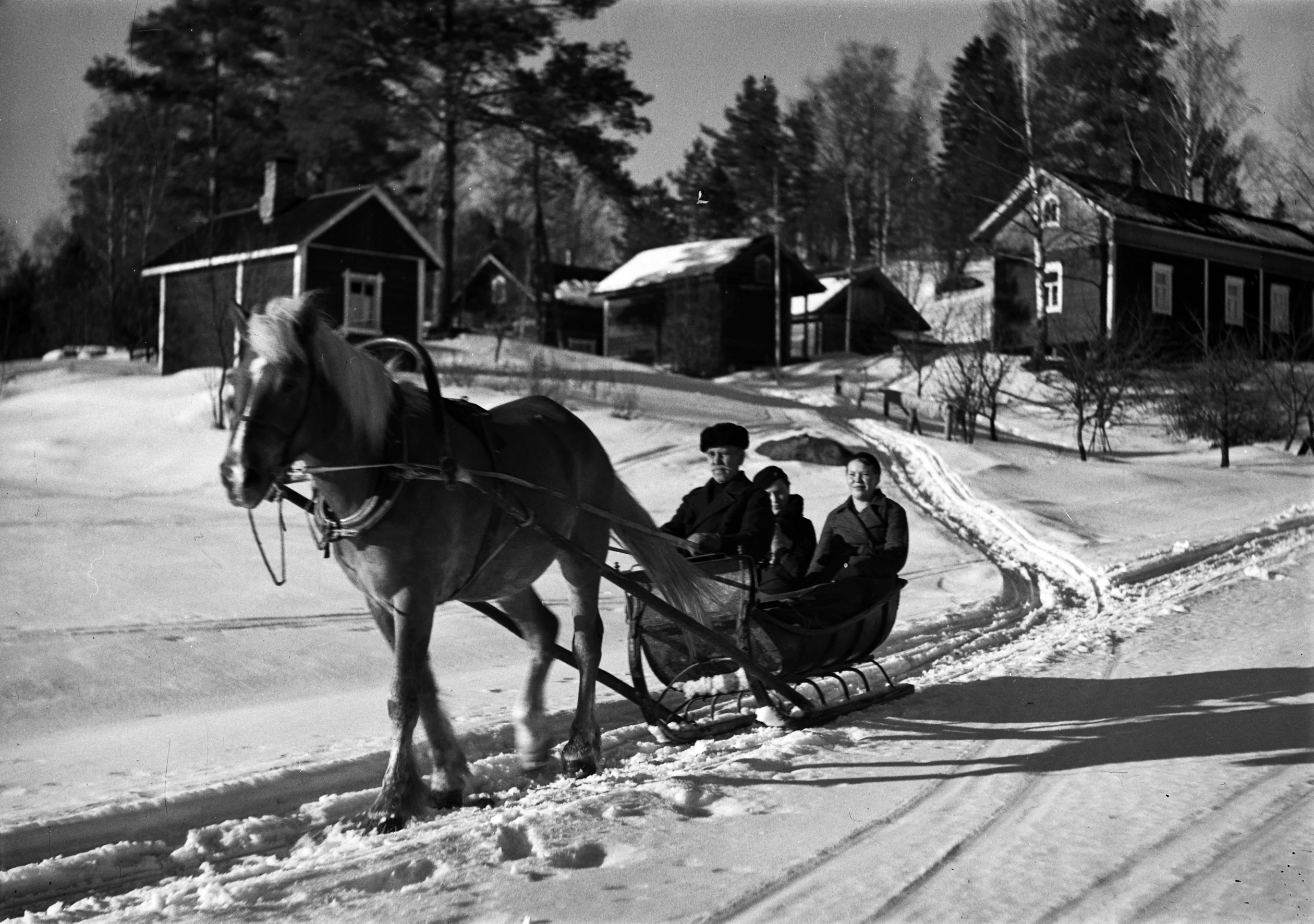 Joulu oli ennen vanhaan hiljaisuuden aikaa. Kotona oltiin niin aattona kuin joulupäivänäkin. Tapaninpäivänä hevoset valjastettiin reen eteen ja lähdettiin kyläilemään. Kuvassa on menoa vuodelta 1958.