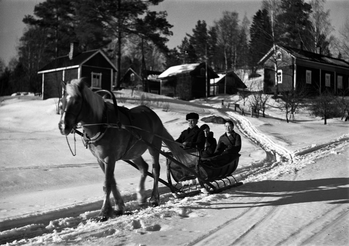Joulu oli ennen vanhaan hiljaisuuden aikaa. Kotona oltiin niin aattona kuin joulupäivänäkin. Tapaninpäivänä hevoset valjastettiin reen eteen ja lähdettiin kyläilemään. Kuvassa on menoa vuodelta 1958.  
