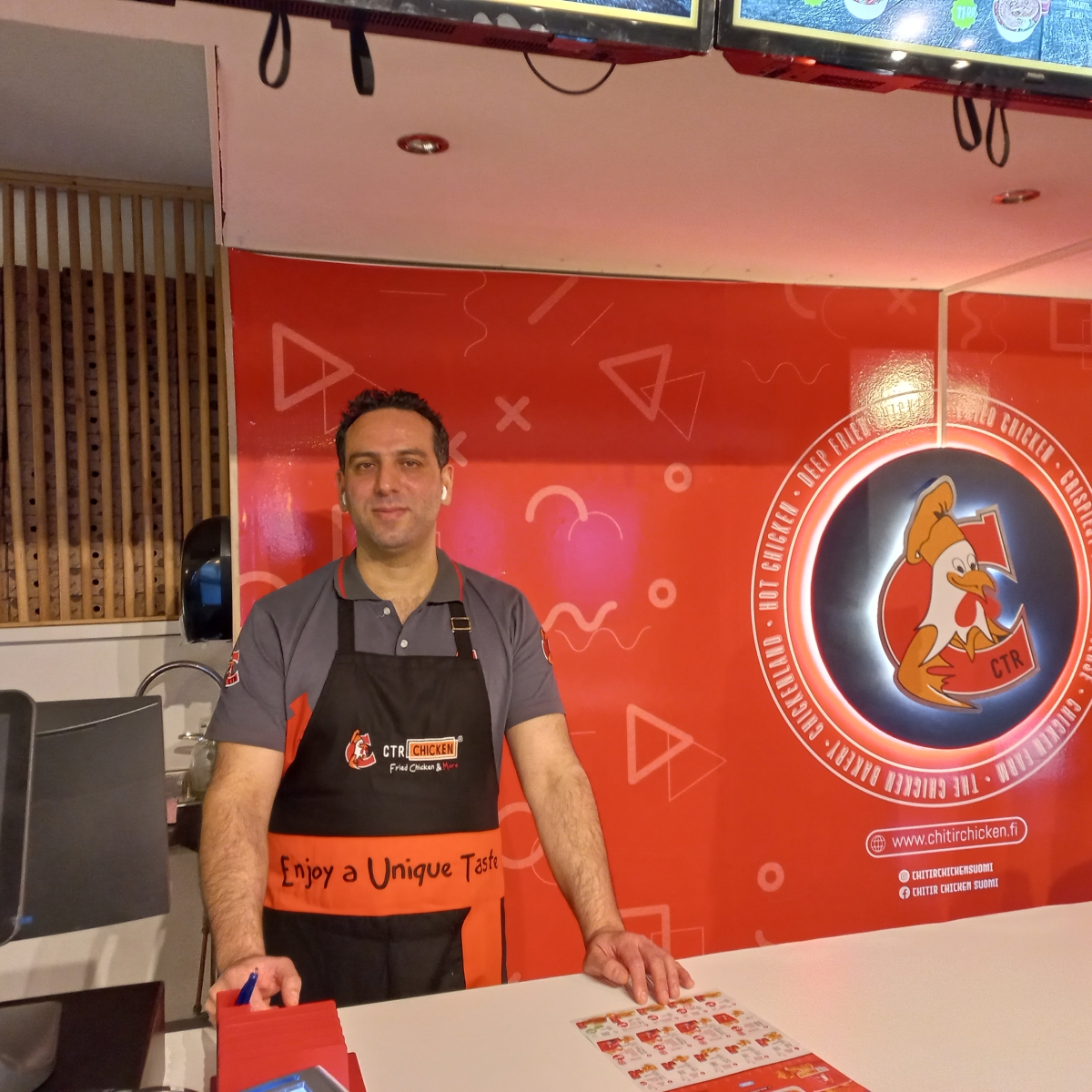 Yrittäjä Behzad Mehrabkhani haaveili kauan omasta kanaravintolasta ennen toiveen toteutumista.