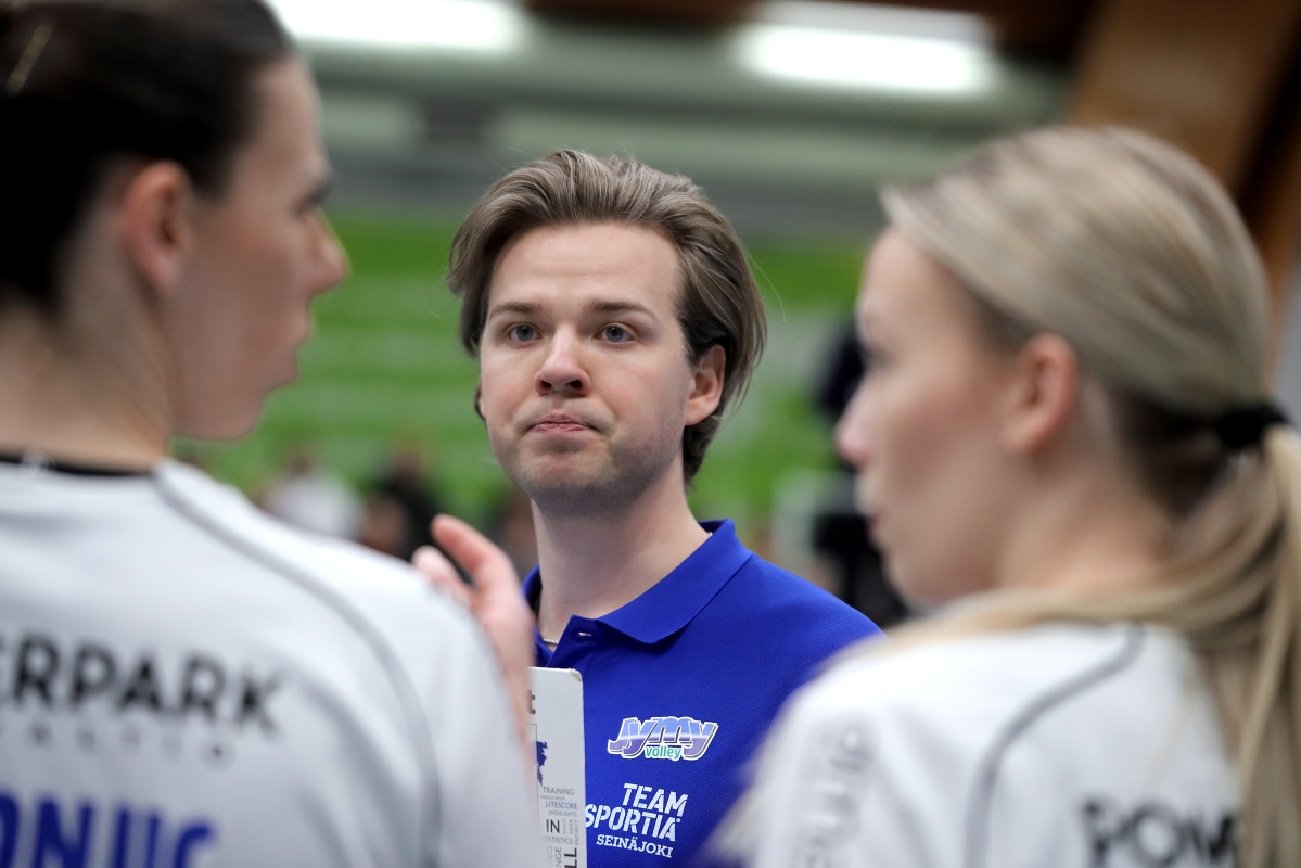 JymyVolleyn valmentaja Aleksi Mutka antoi aikalisällä ohjeita. Pelaajat Ivana Radonjic ja Mila Viljanen kuuntelivat tarkasti.