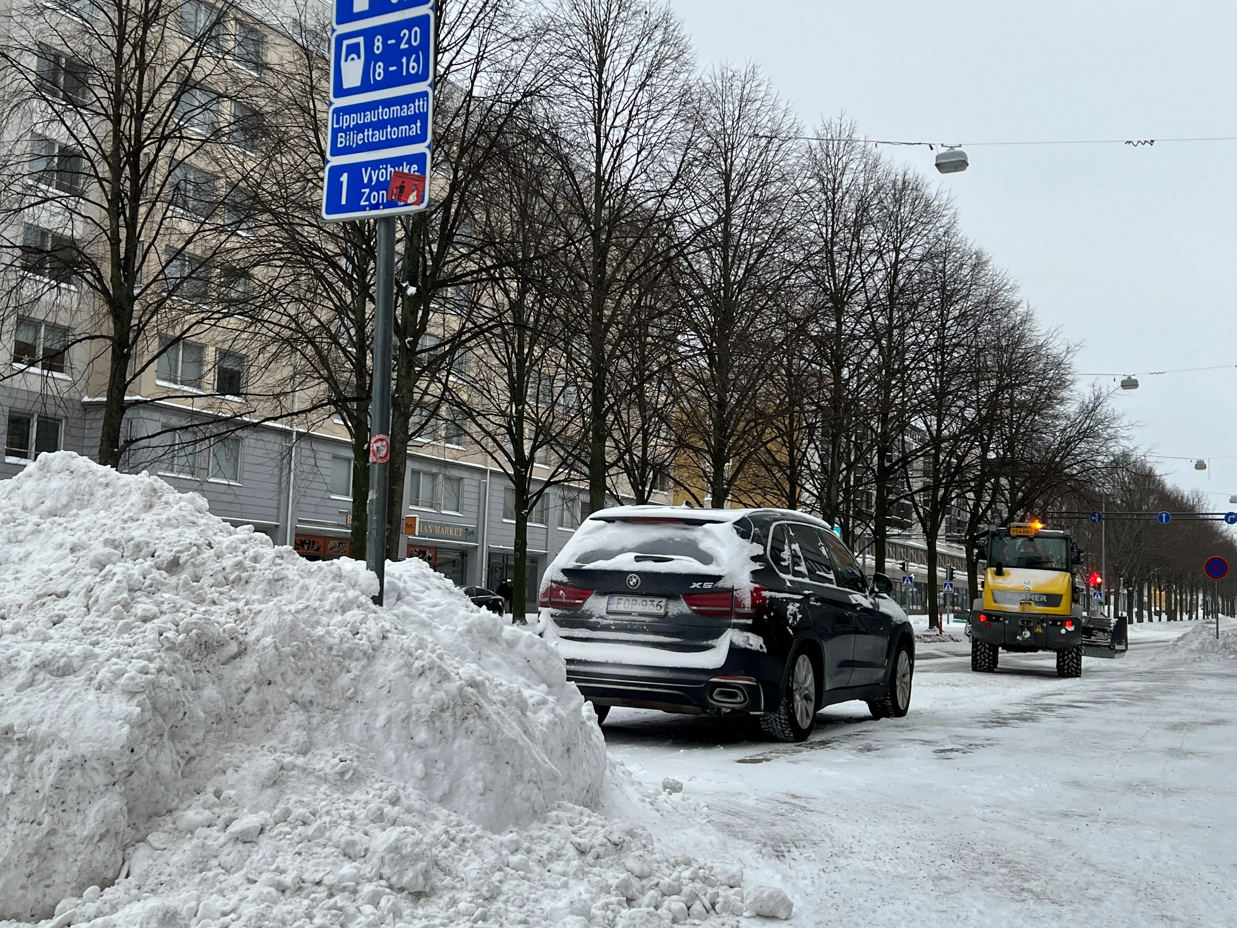 Aurauskalusto joutui töihin viikonloppuna Vaasassa.