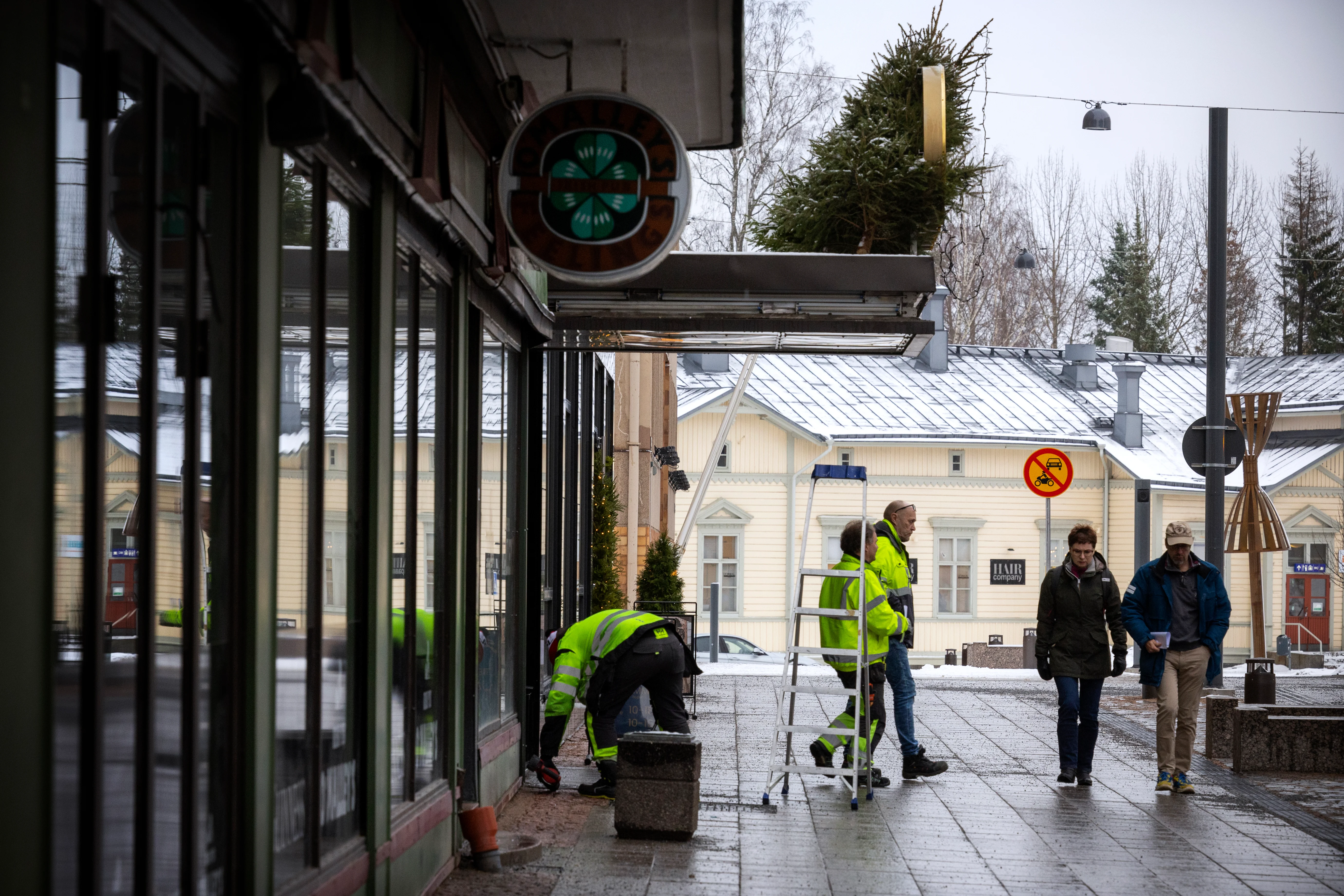 Centralin rakennusta kohennetaan tilapäisesti. Sen varsinainen remontti alkaa sitten, kun tien toisella puolella sijaitsevan torniosan remontti on valmis.