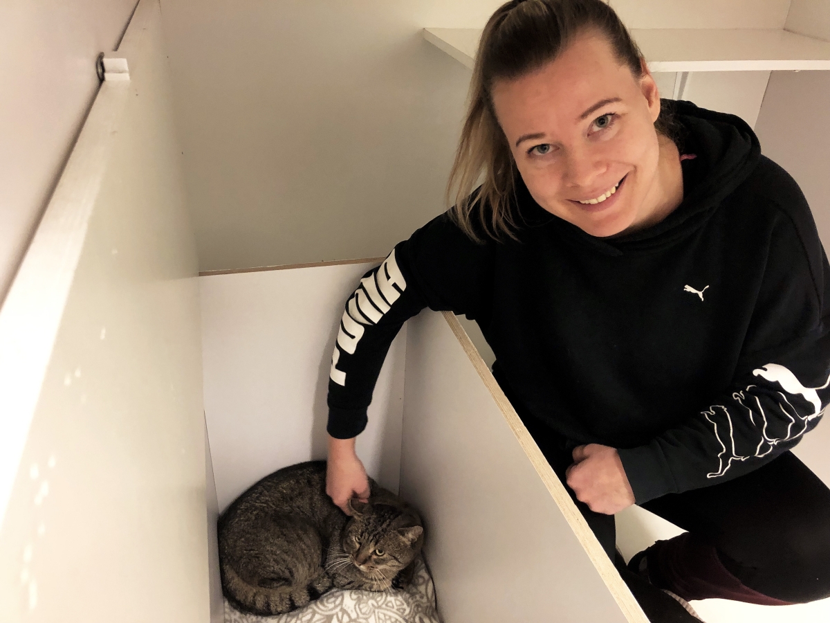 Johanna Suokko ystävystyi Oskuksi nimetyn kissan kanssa, vaikka se aluksi sähisi hoitajalleen. 