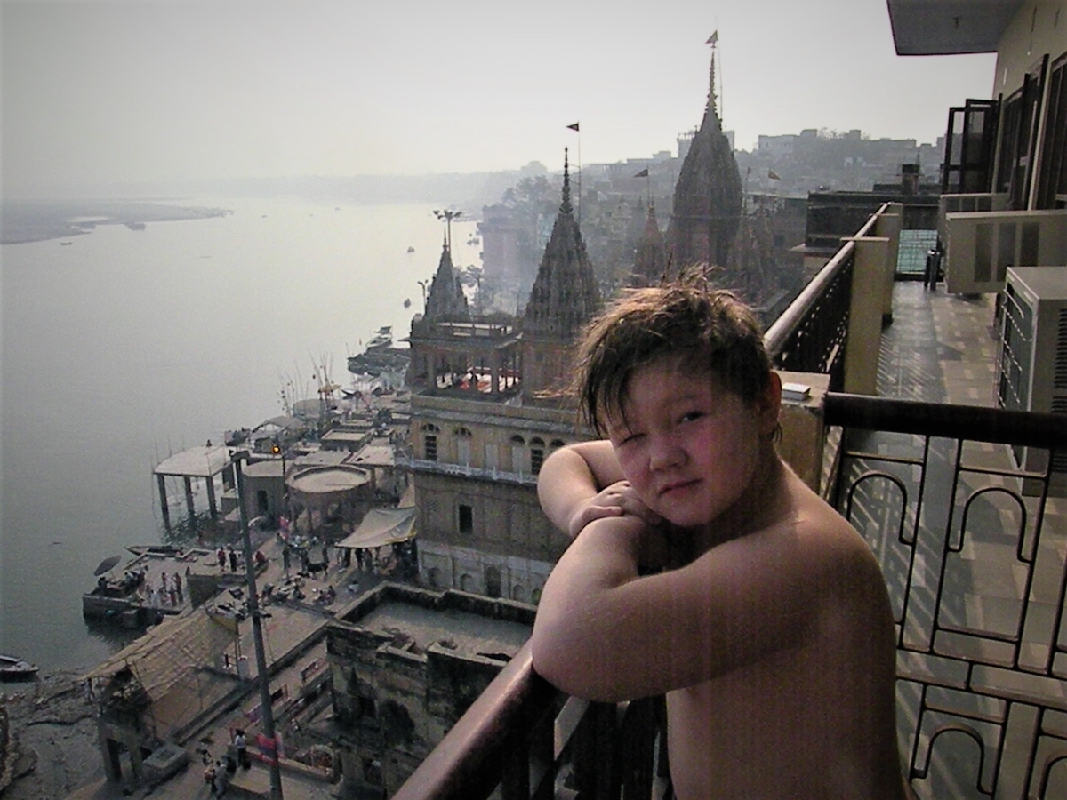 Vuonna 2012 Onni Kivipelto oli perheineen Intiassa. Kuva Goan- kodin parvekkeelta.