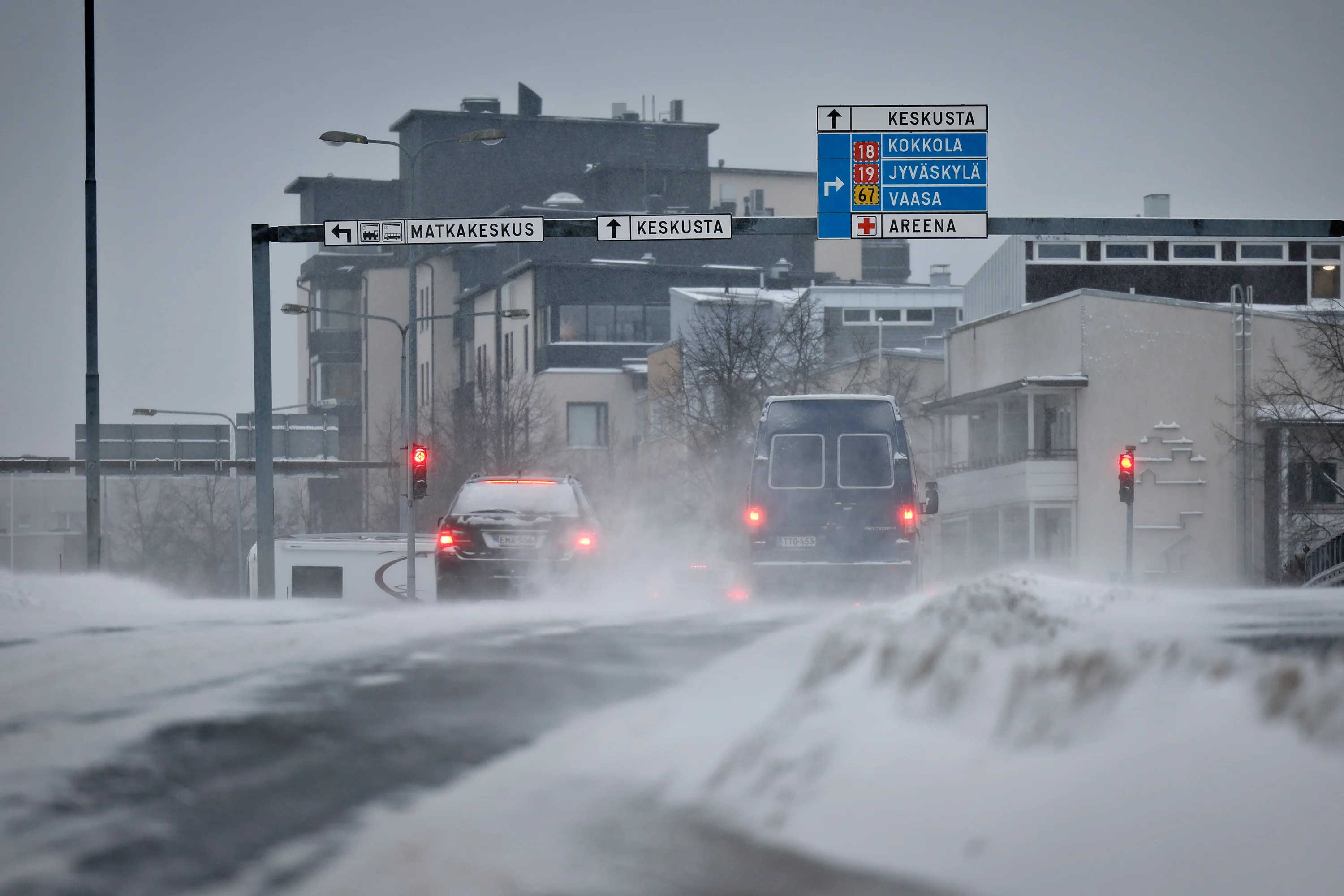 Pohjalaismaakunnissa oli sunnuntaina huonon ajokelin varoitus. Seinäjoella lunta satoi hiljalleen lisää.