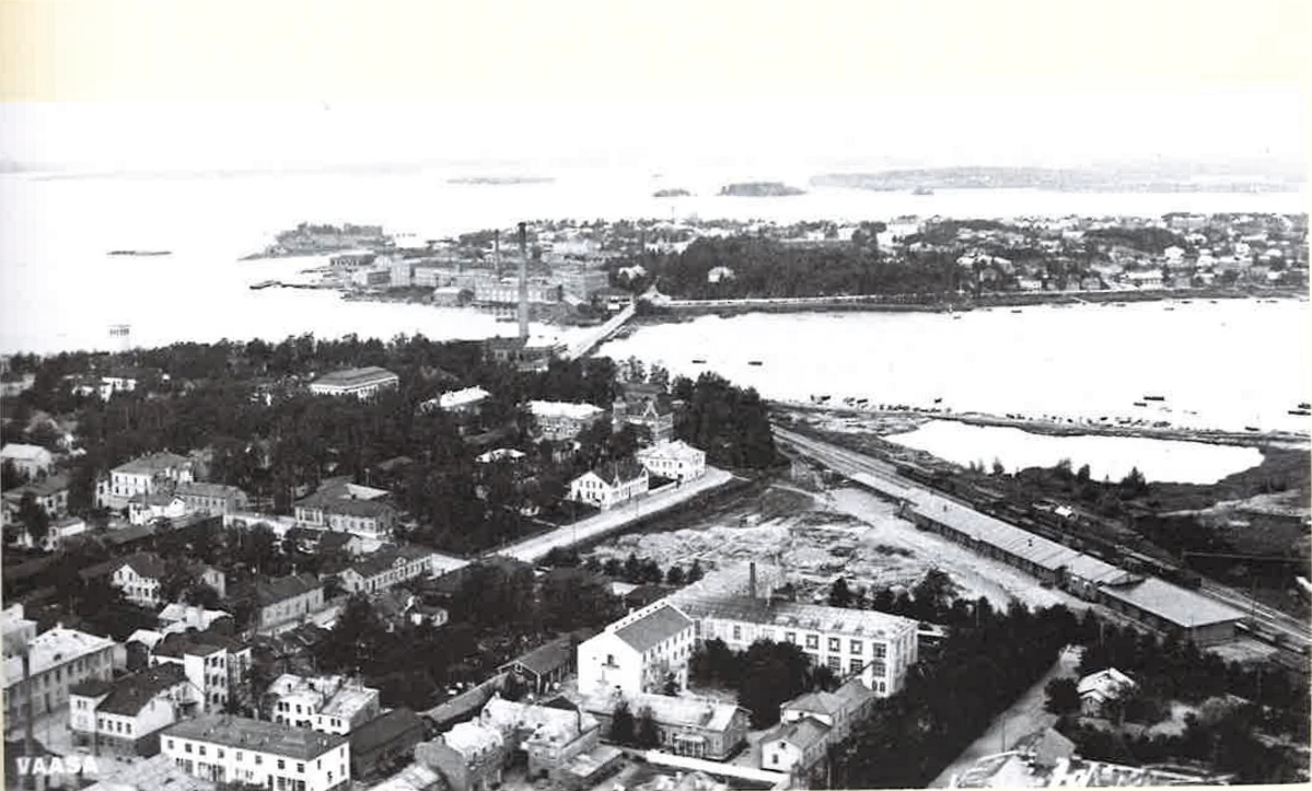 1930-luvulla otetussa kuvassa oikealla näkyy vanha Putusilta, Onkilahden etelärannassa kulkenut penger, johon kaupunkilaiset saivat tuoda jätteitään. Nykyään alue on täytetty maamassoilla ja siinä kulkee Järvikatu.