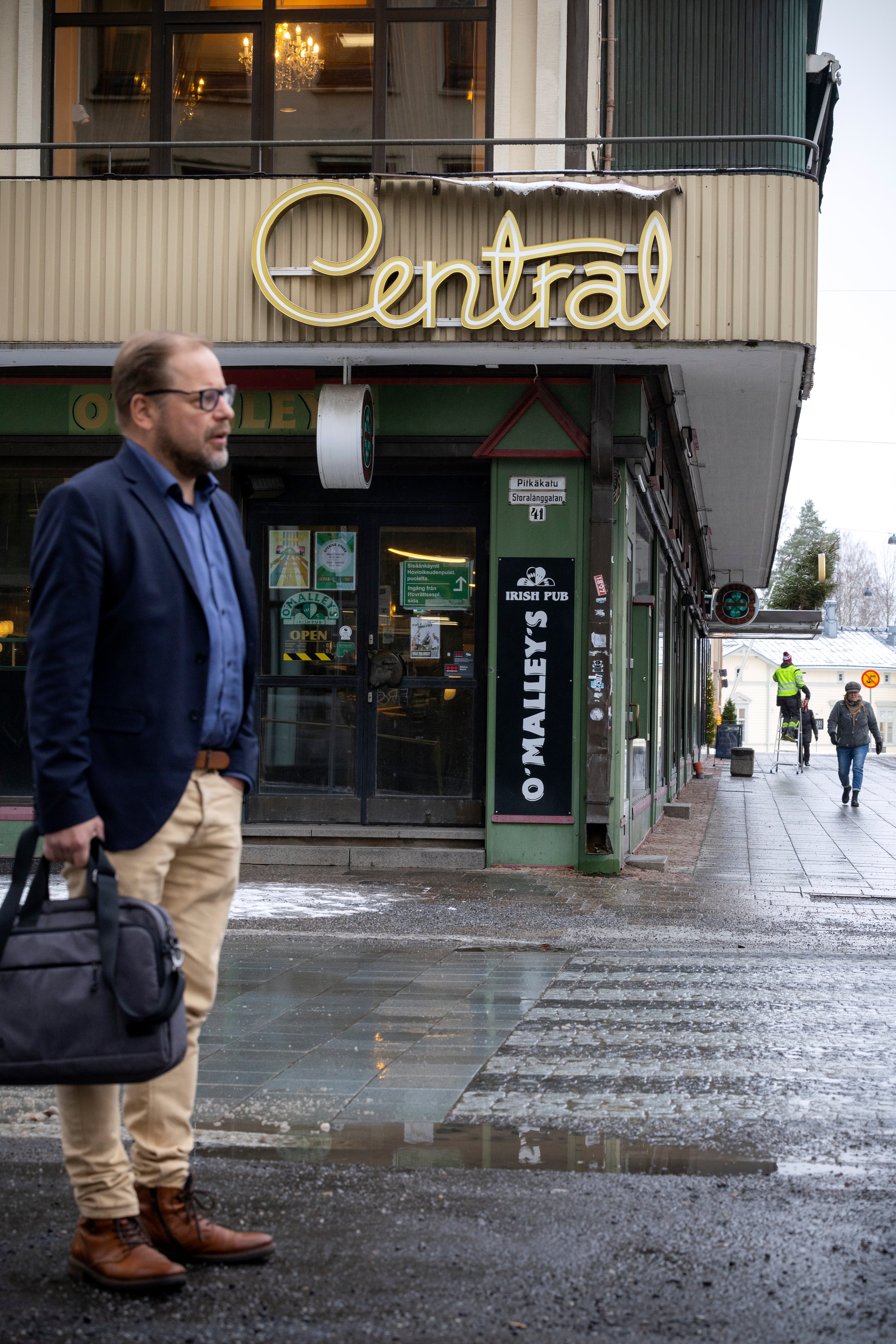 Riku Asukas seisoo Centralin kulmassa. Rakennuksen toisen kerroksen seinää kiersi alun alkaen parveke, jota ei kuitenkaan remontissa oteta käyttöön.