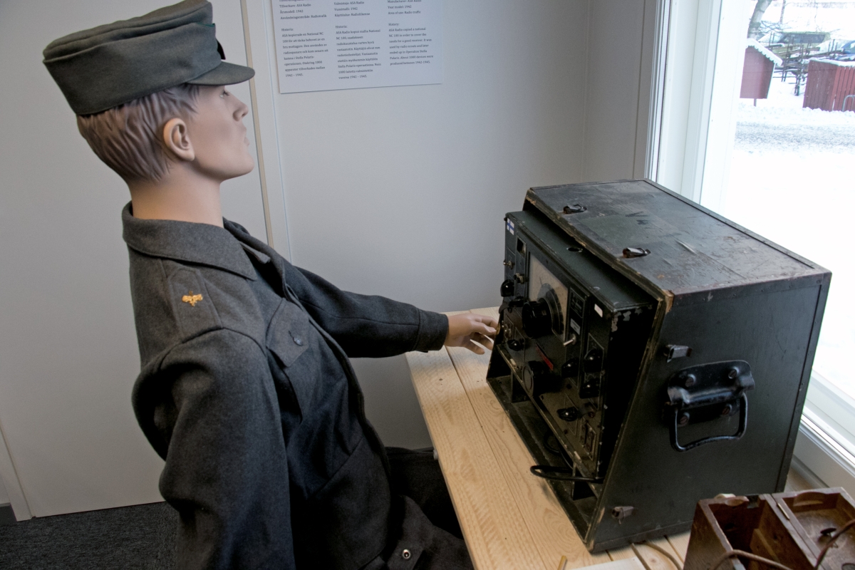 Radiotiedustelijat käyttivät muun muassa tällaista Asa Radion National NC 100 mallin kopiota, joita Suomessa valmistettiin vuosina 1942–1945 noin tuhat kappaletta.