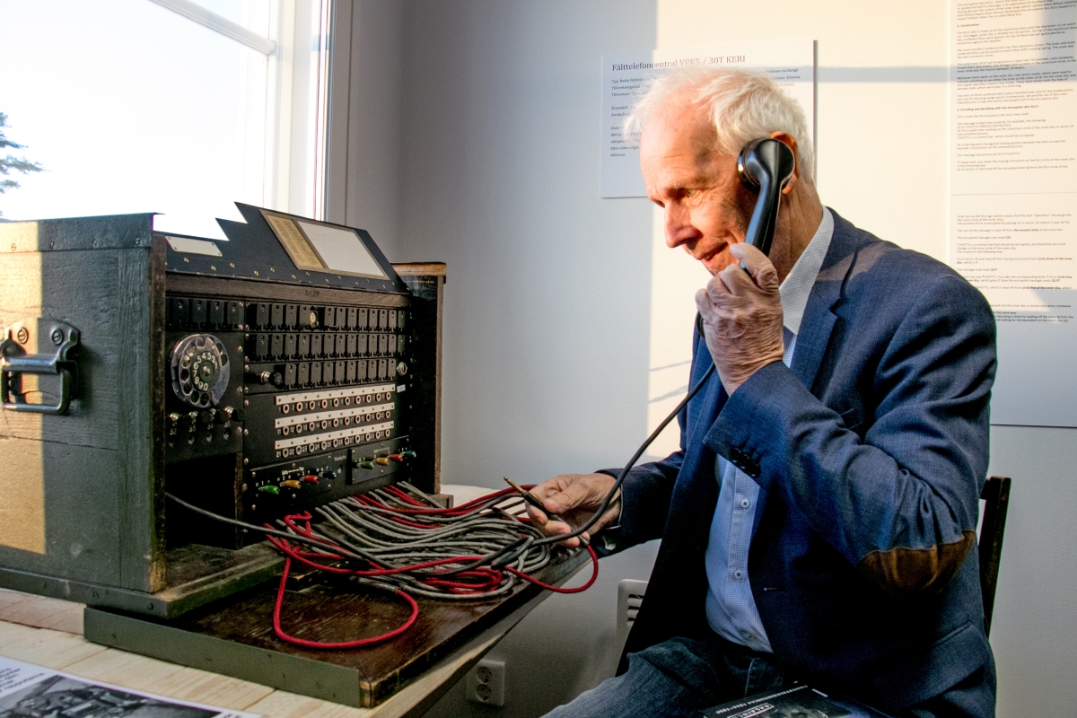Pertti Hänninen istahti kokeilemaan vanhaa puhelinkeskusta Stella Polaris -museossa. Hän on perustanut kotipaikkansa Lovön museoon Ruotsiin oman Stella Polaris -näyttelyn.