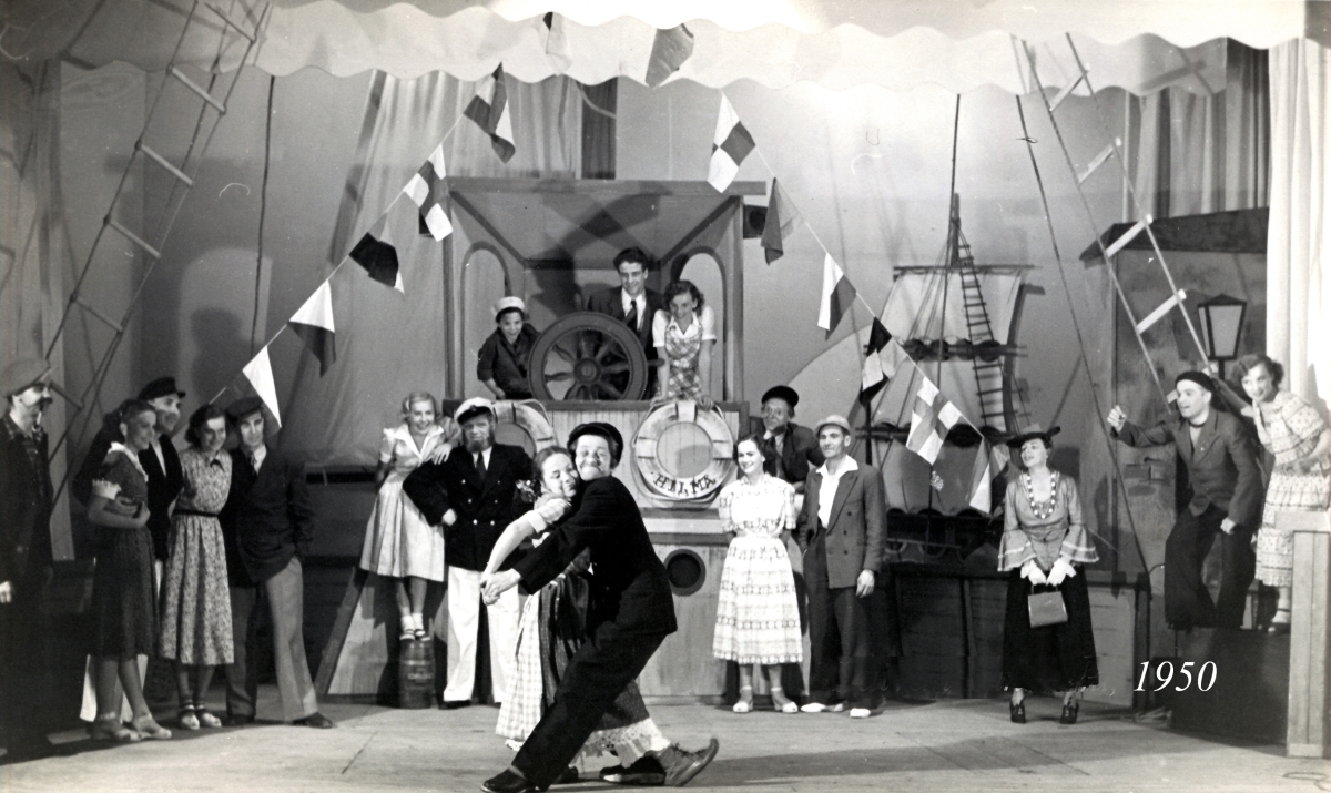 Vuonna 1950 teatteriksi muunnetussa entisessä Palokunnantalossa näyteltiin Laivan kannella -näytelmää.