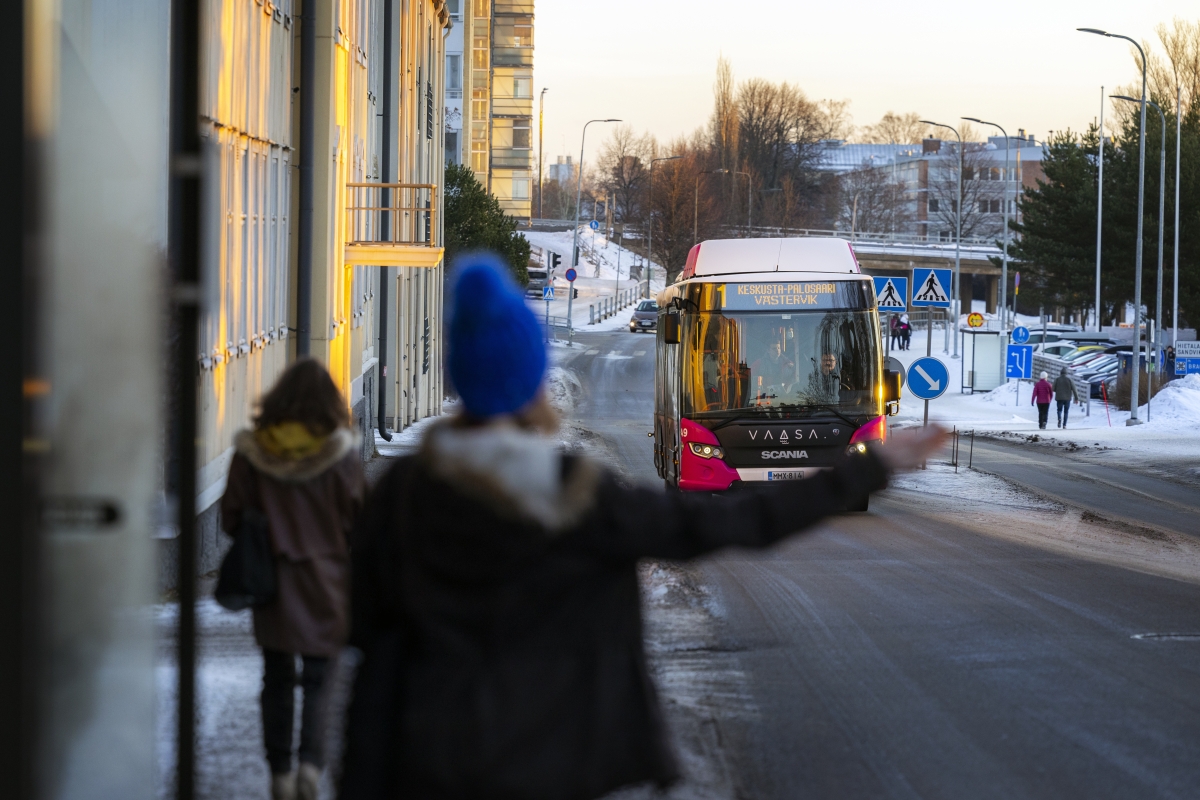 Vaasa lisää bussivuoroja ruuhkalinjoille – Kaupunki hakee helpotusta paljon parjattuun ongelmaan