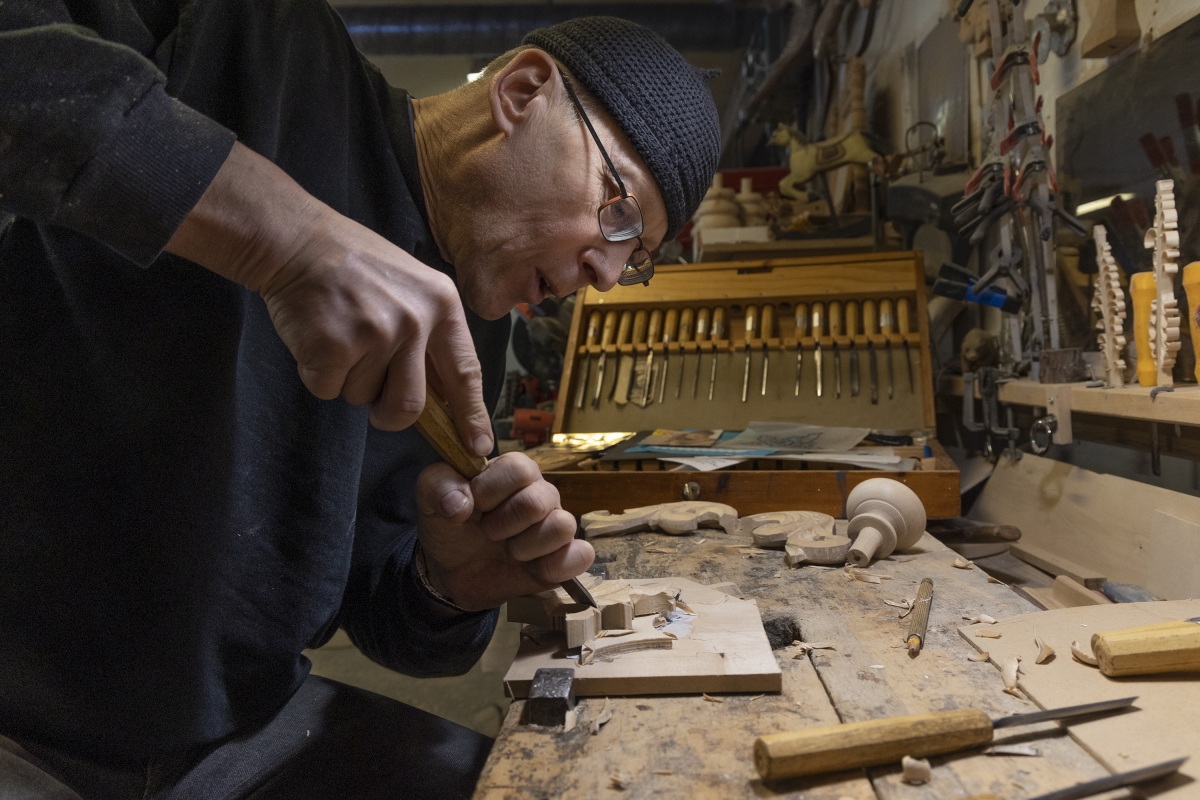 Koristeveistotaito on ollut tarpeen puusepänverstaassa vuosikymmenten ajan. Yrittäjä Timo Karhu opettaa jurvalaiseen koulutukseen pohjautuvaa veistotaitoa tuleville polville kansalaisopistoissa.