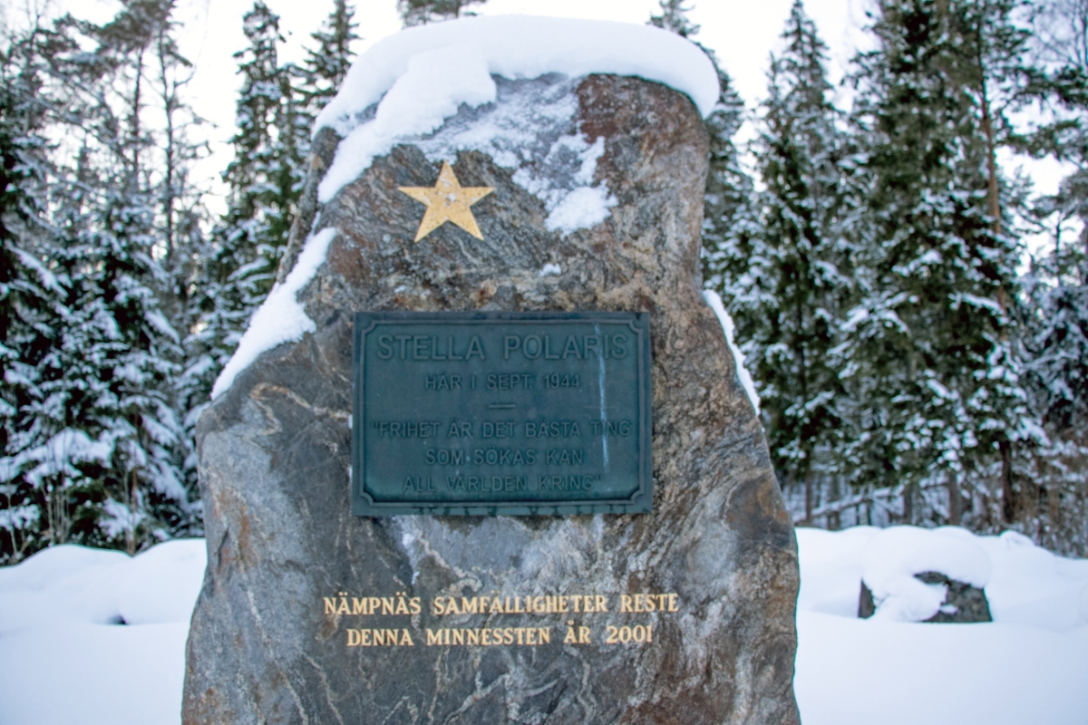 Närpiön Nämpnäsin kylässä on Stella Polariksen muistomerkki. 
