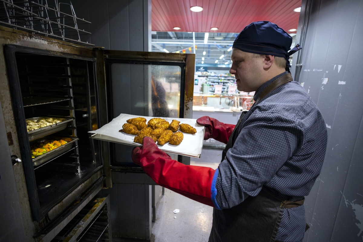 Tiistaina tarjolla oli muun muassa Kievin kanaa, jota kauppias Miika Lavanto valmisti kaupan omassa uunissa.