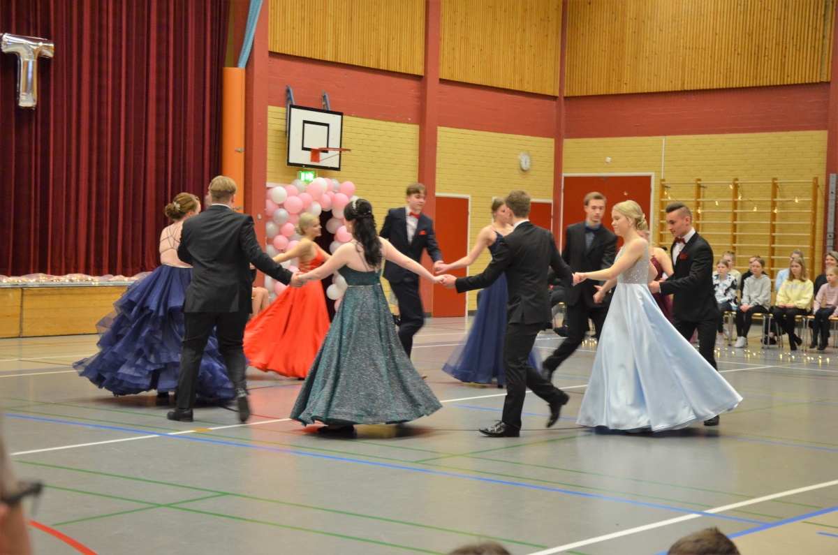 Tanssijat ansaitsivat aplodinsa Härmän lukion vanhojentanssien perjantaipäivän kenraaliharjoituksissa.