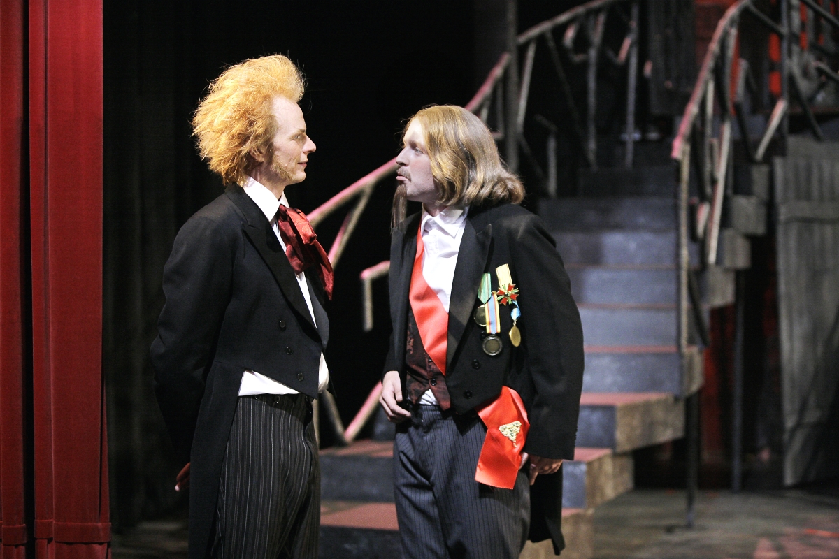 Joose Mikkonen näytteli professori Higginsiä ja Johan Aspelin professori Karpathyä Vaasan kaupunginteatterin musikaalissa My Fair Lady vuonna 2009. Arkistokuva.
