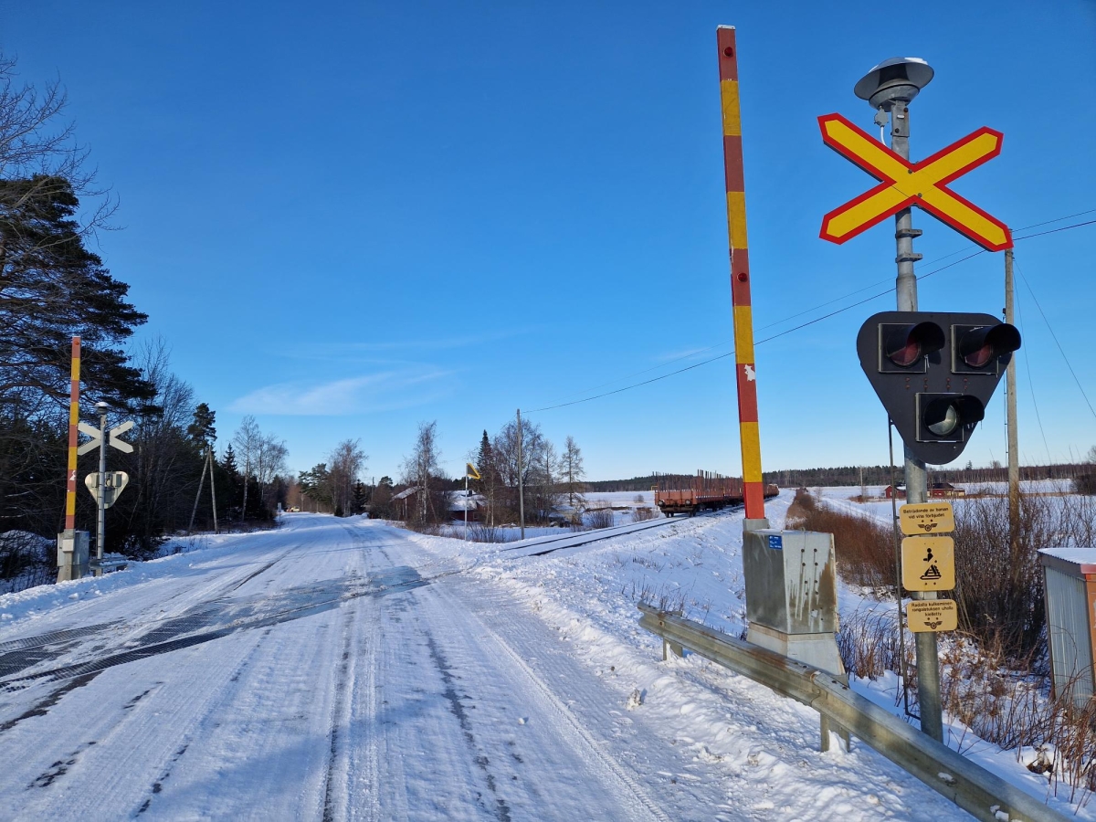 Uhkaava raideliikenneonnettomuus Närpiössä, henkilöauto raahautui puutavarajunan mukana 200 metrin matkan