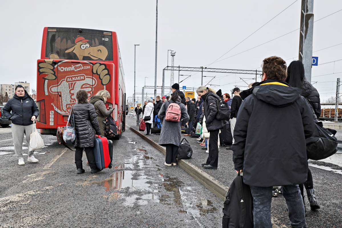 Junalakko täytti bussit ja muutti suunnitelmia – Matka Tampereelta Seinäjoelle venähti seitsemään tuntiin