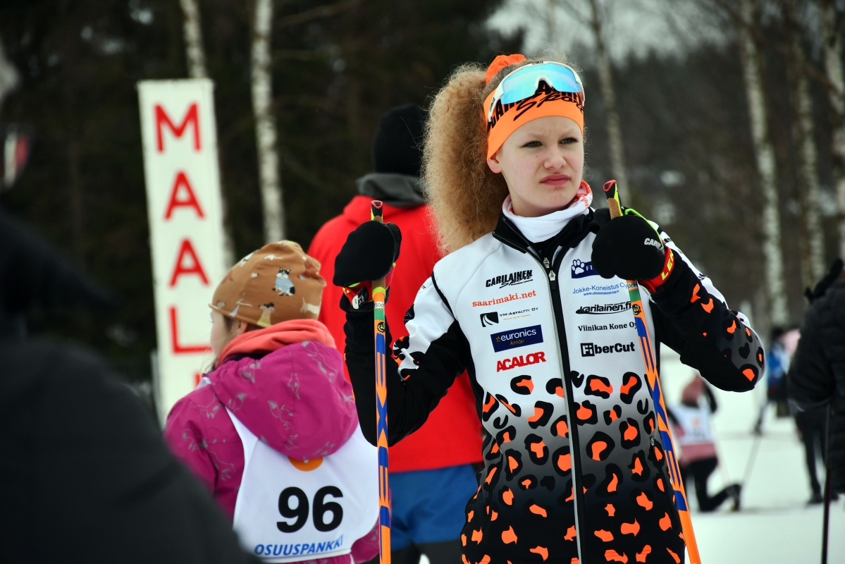 Pidemmän ladun nopein hiihtäjä Silva Hynönen seurasi veljiensä onnistumista ladulla.