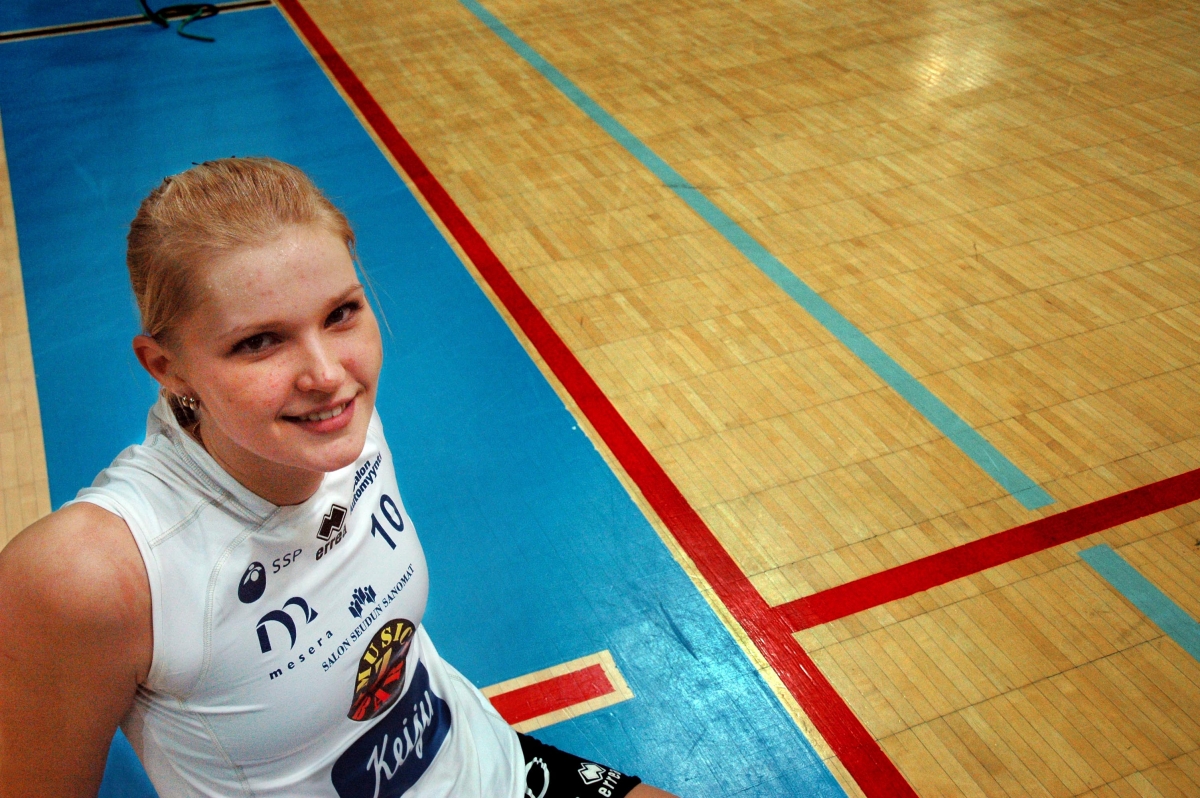Alajärveläissyntyinen Annukka Talvitie on pelannut lentopalloa liigatasolla muun muassa Seinäjoen Tangossa ja Salon Viestissä. Nyt hän pyrkii eduskuntaan Vapauden liiton listalta sitoutumattomana. Arkistokuva. 